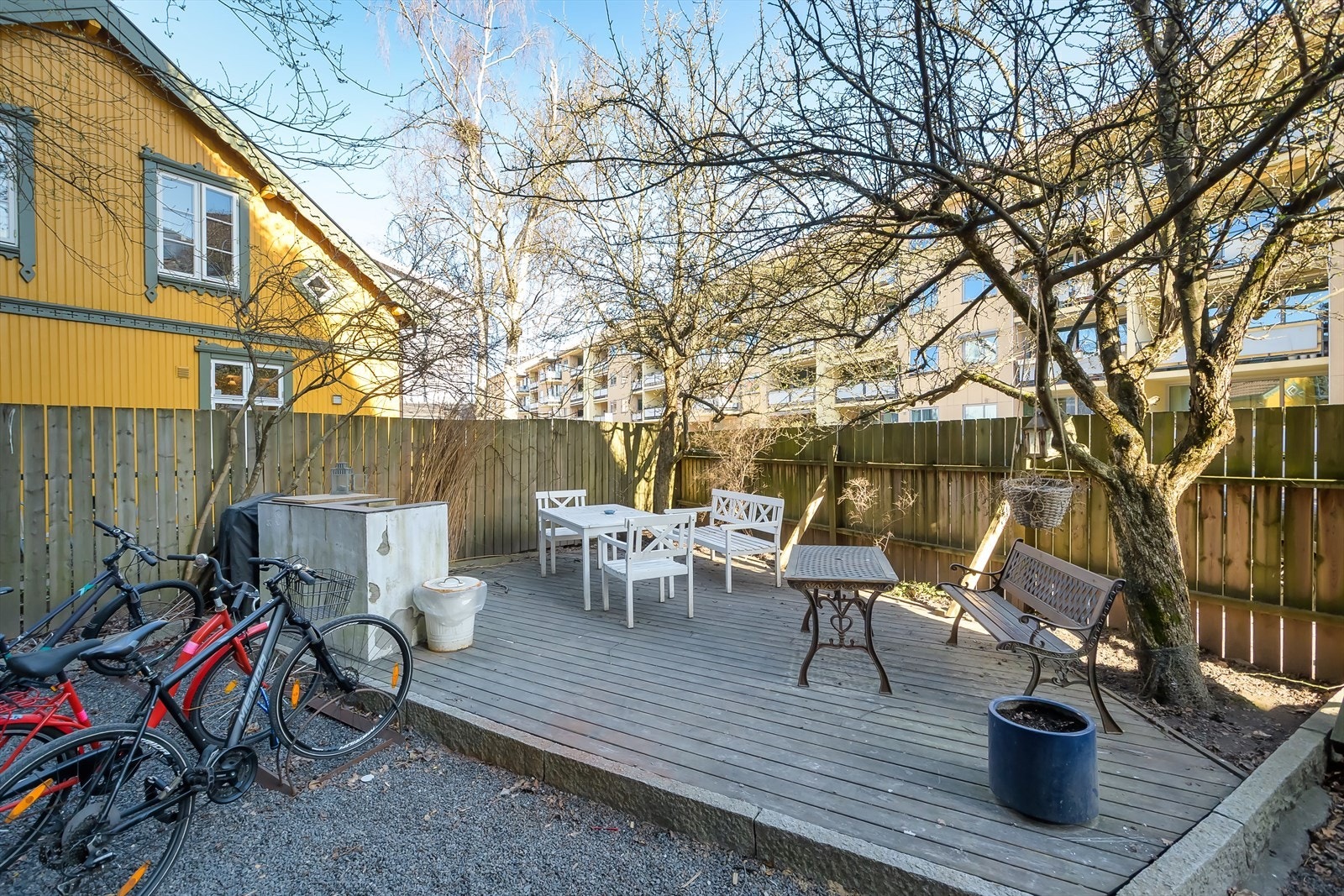 I bakgården er sykkelparkering, og det er innredet med benker på plattingen hvor man kan sitte skjermet til. Galleribilde