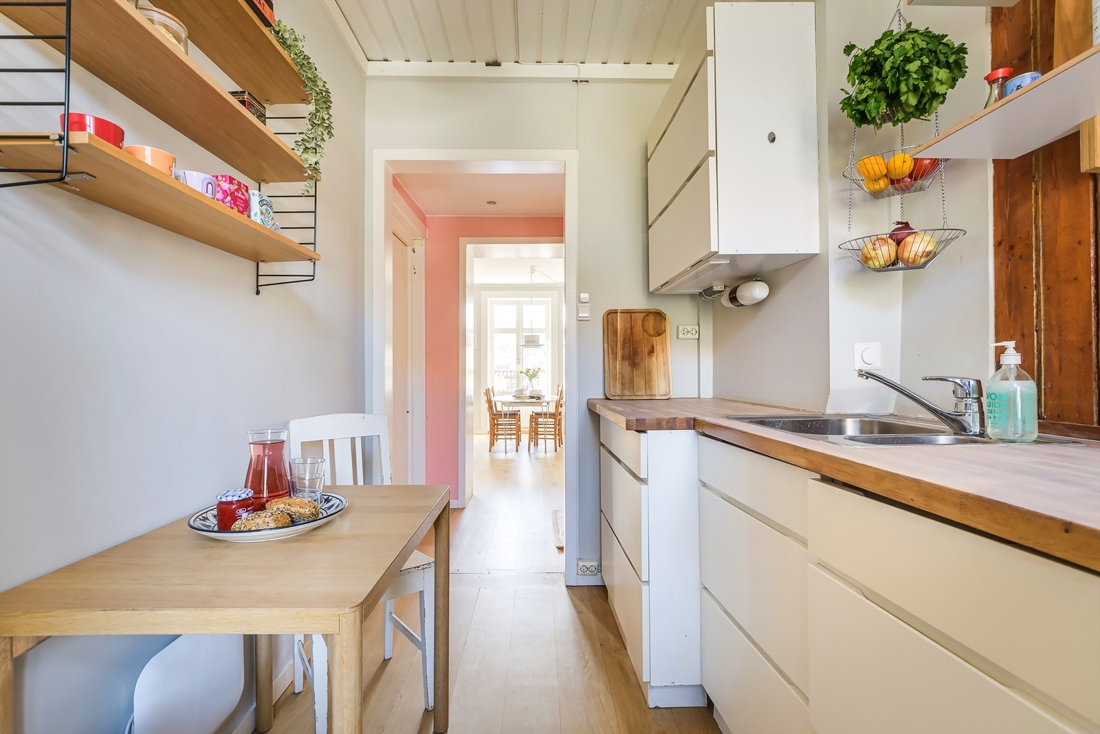 I tillegg til spisebordet i stuen, er det plass til et hyggelig frokost-/spisebord ifm. kjøkkenet. Galleribilde