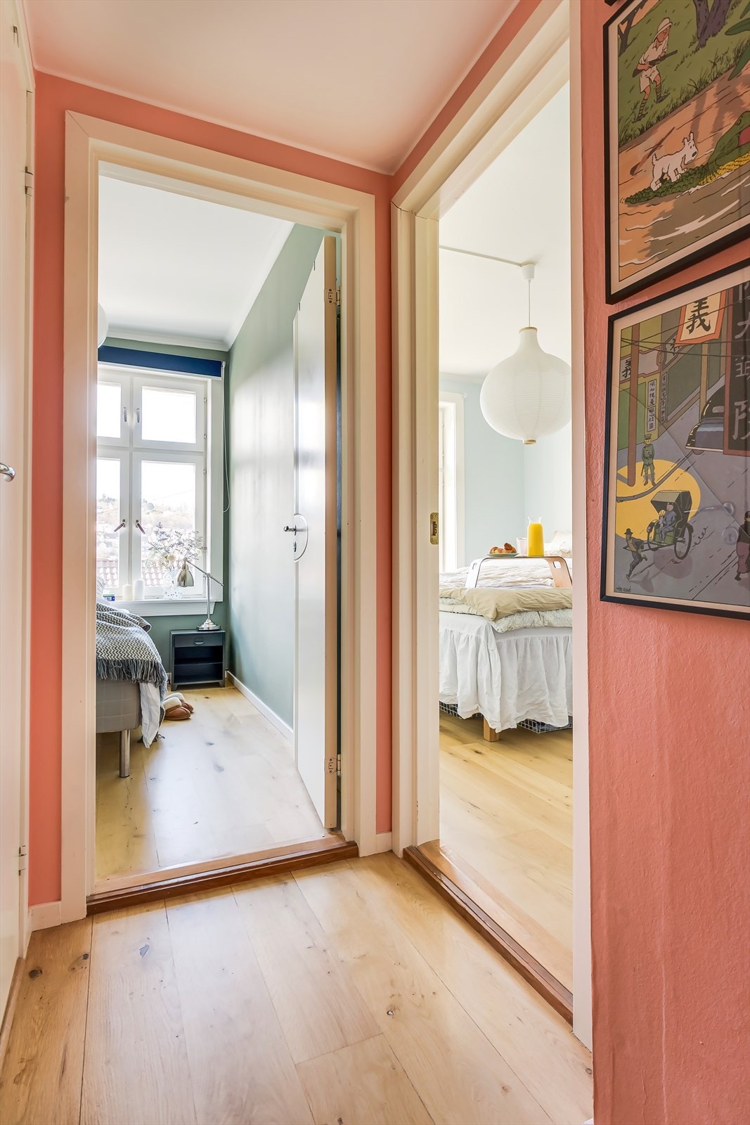 Ifm. mellomgangen finner man leilighetens to soverom. Galleribilde