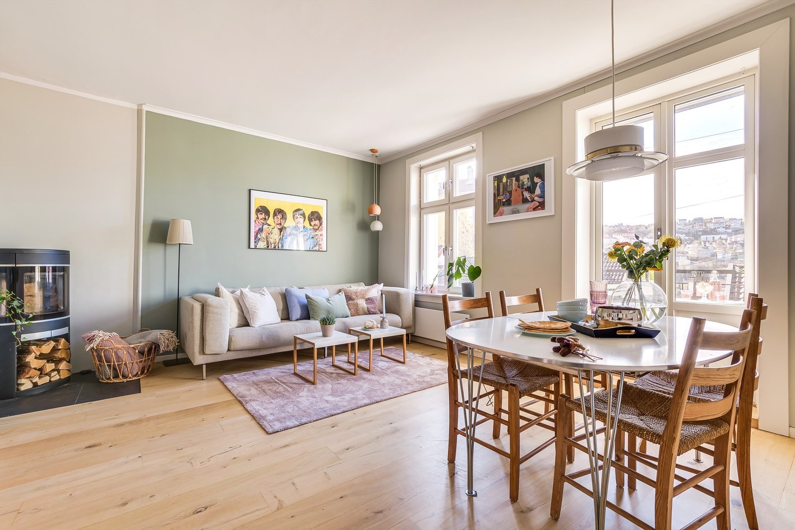 Leiligheten oppleves svært innbydende og har en stue som utgjør et stort, sosialt allrom. Galleribilde