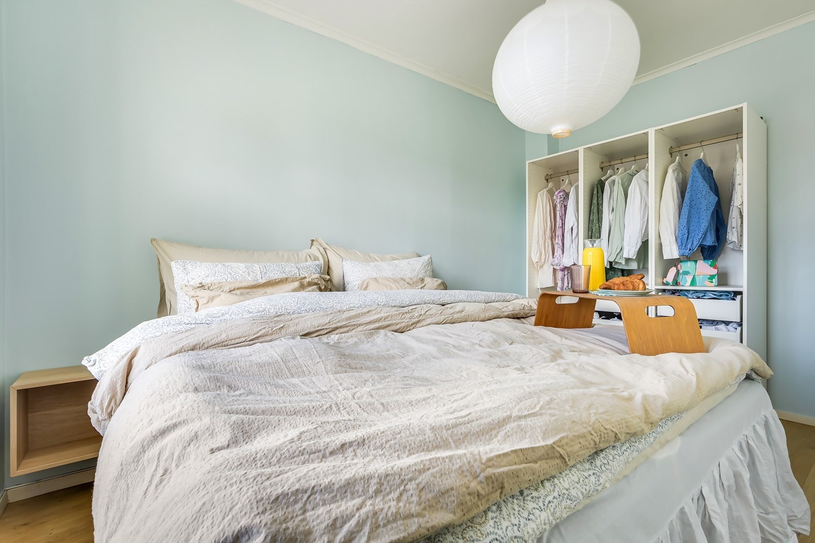 Klesoppbevaring i medfølgende PAX-garderobe. Galleribilde