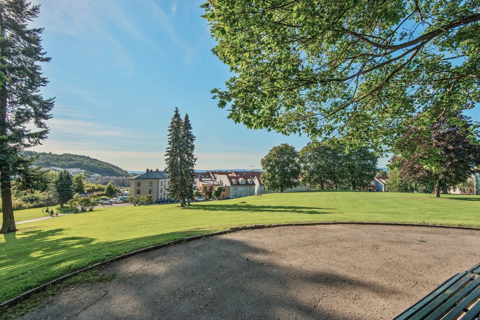 Det er flere parker og grønne lunger i området. Hva med å ta med seg middagen ut i Vålerengaparken? Galleribilde