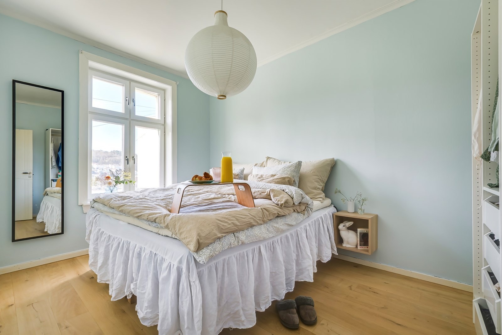 Hovedsoverommet opppleves lyst og innbydende med god plass til stor seng samt nattbord på begge sider av sengen. Galleribilde