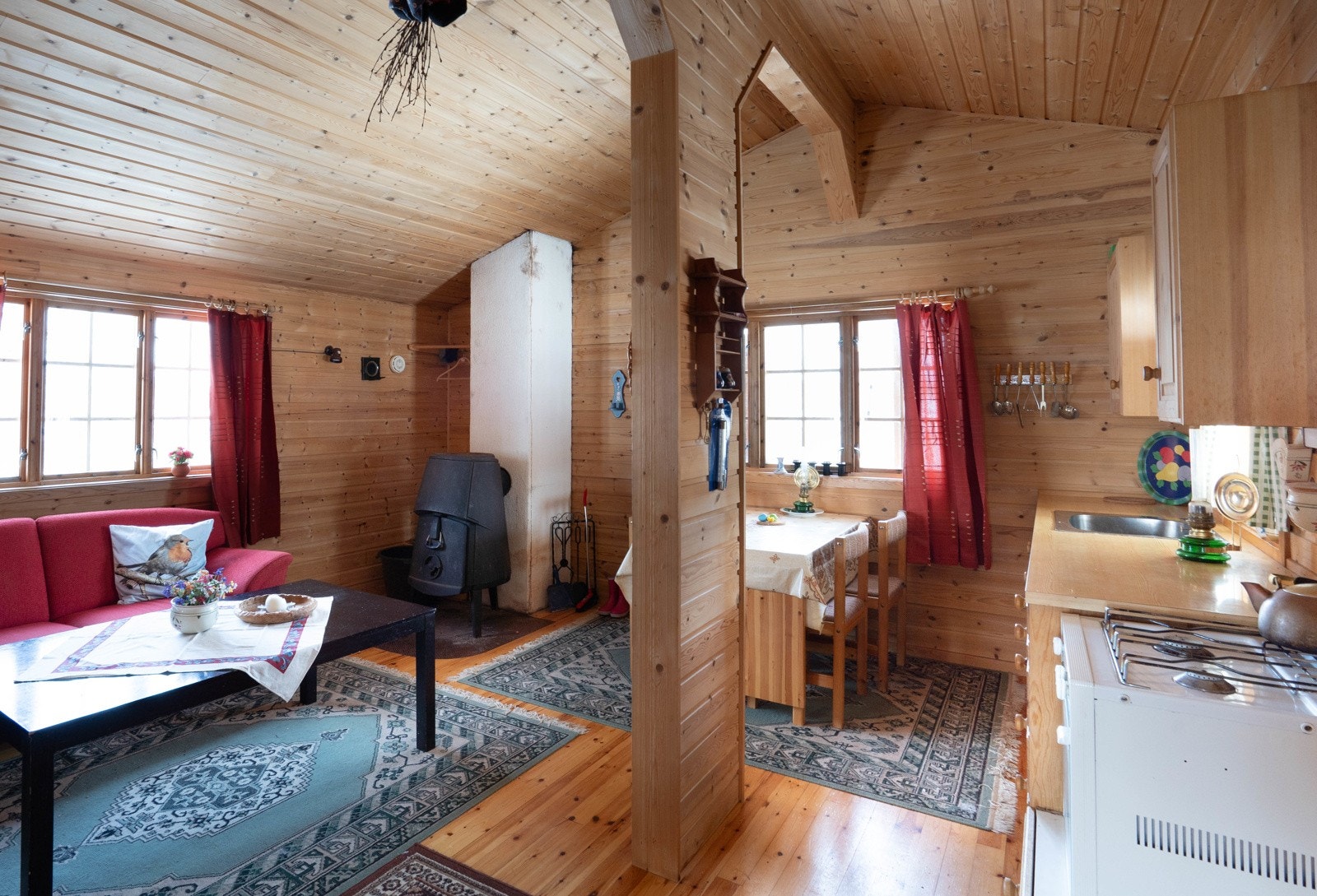 Stuen og kjøkken med sittegrupper Galleribilde