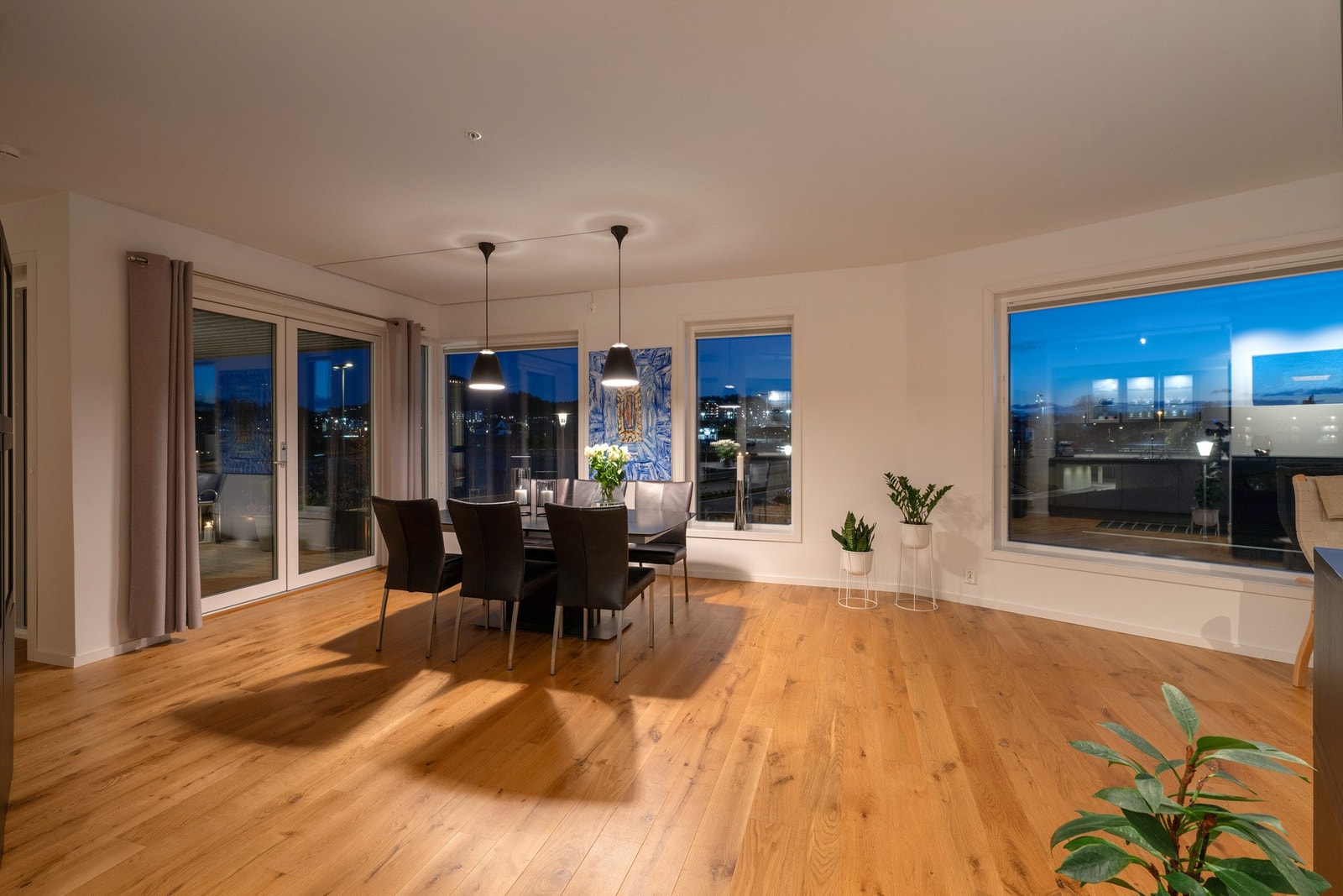 Masse herlig sol kommer inn gjennom store vinduer Galleribilde