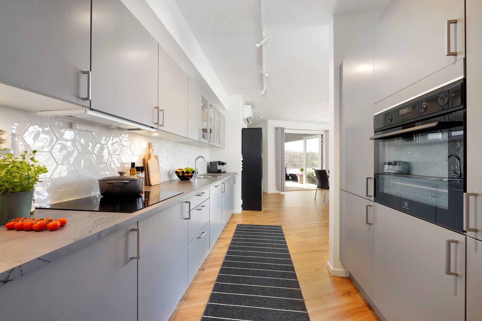 Godt med skapplass - integrerte hvitevarer som medfølger Galleribilde