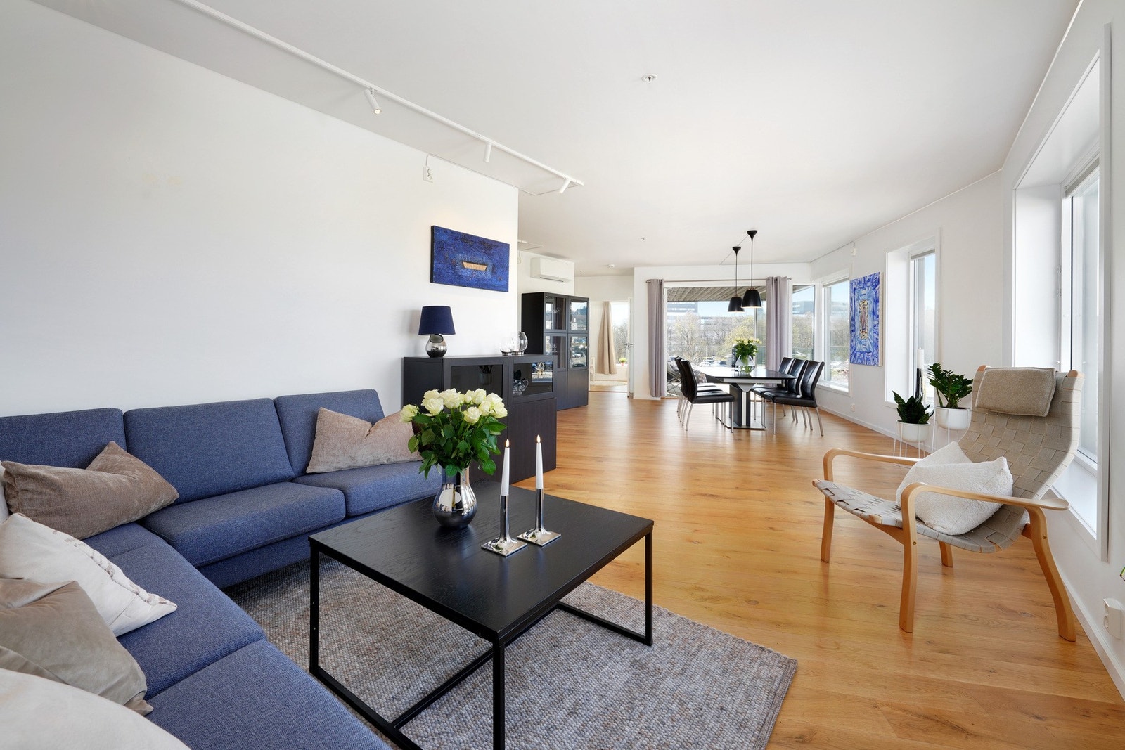 Det er spesialtilpasset solkjerming i vinduene. Opp/ned plisègardiner Galleribilde