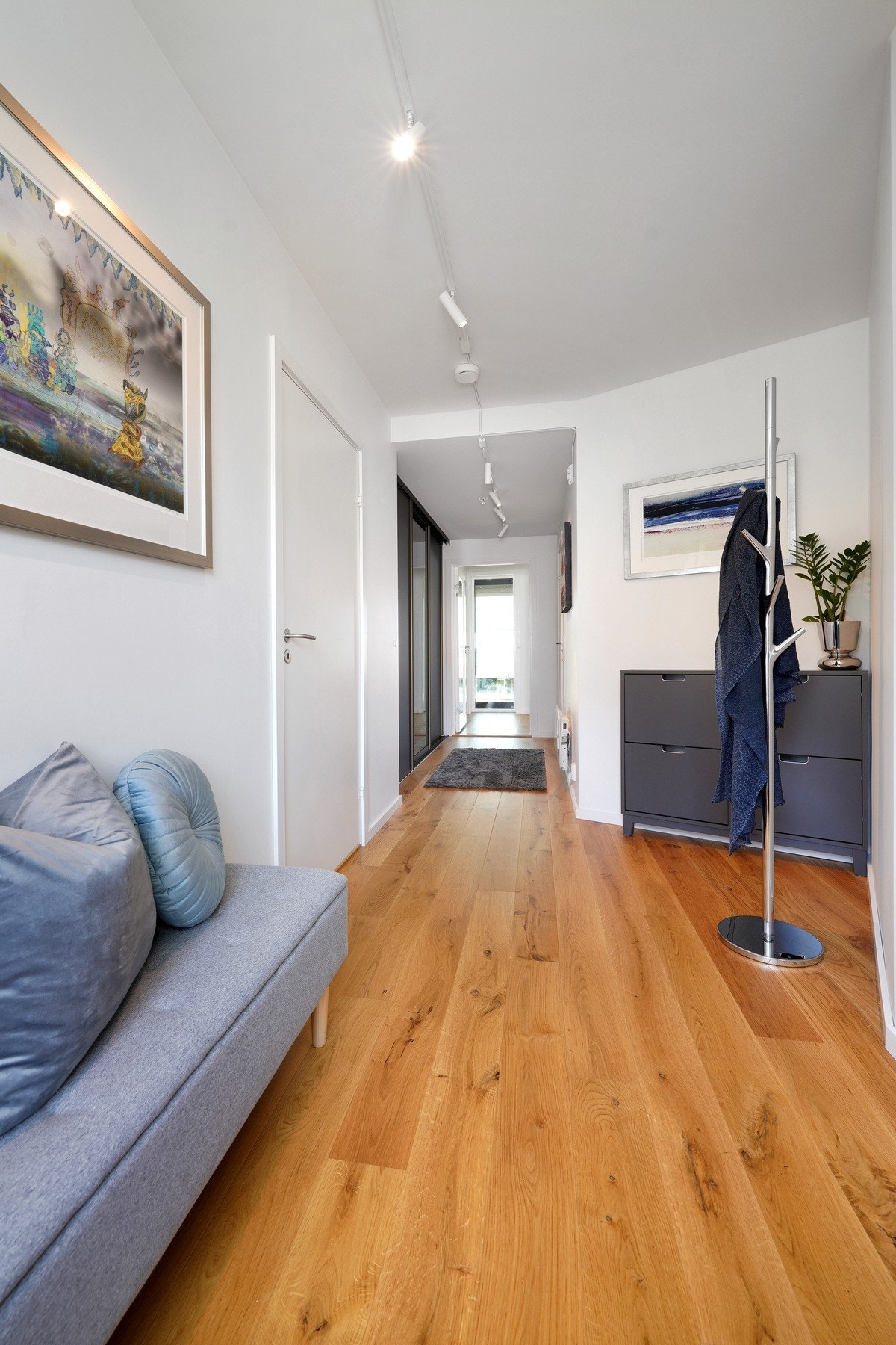 Stor og fin gang med speilsatt skyvedørsgarderobe Galleribilde