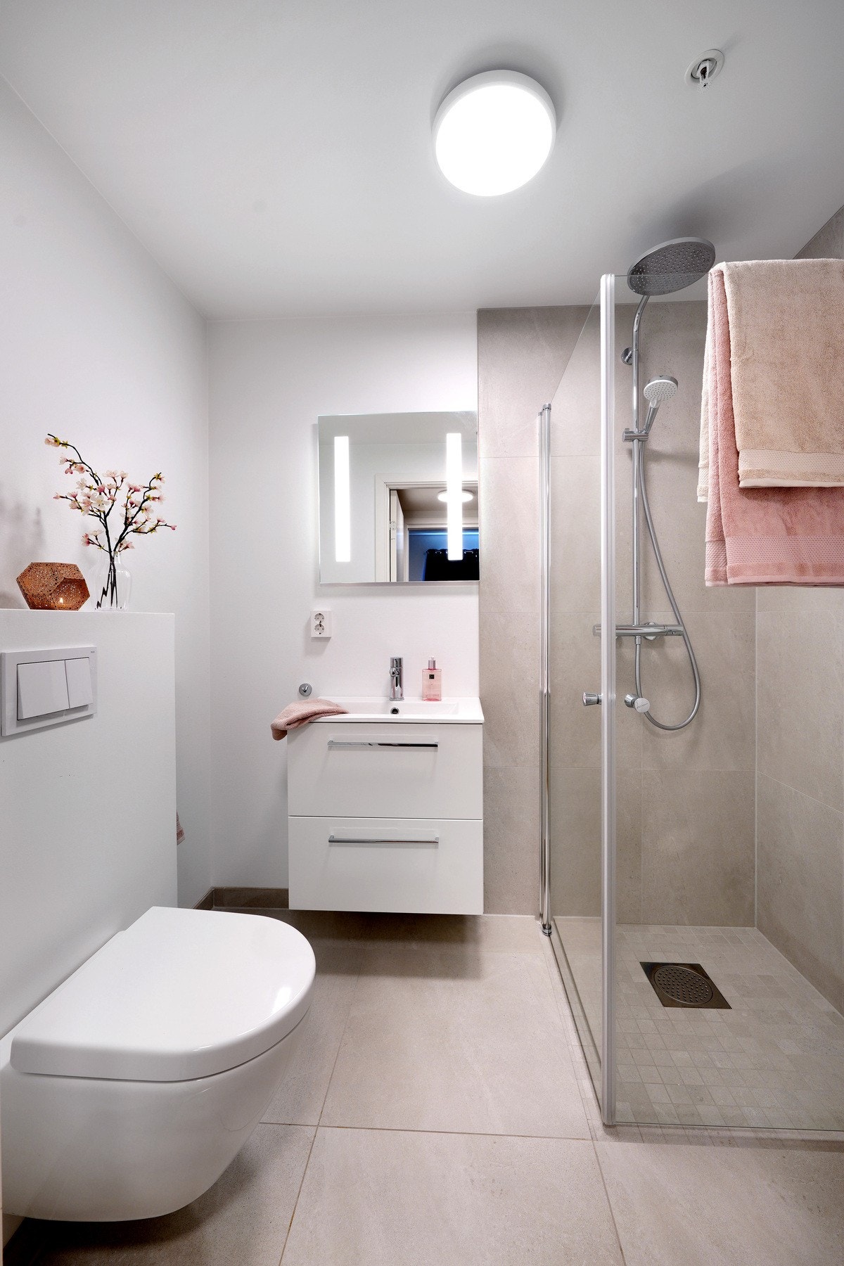 60 x 60 cm. fliser på gulv med varmekabler Galleribilde