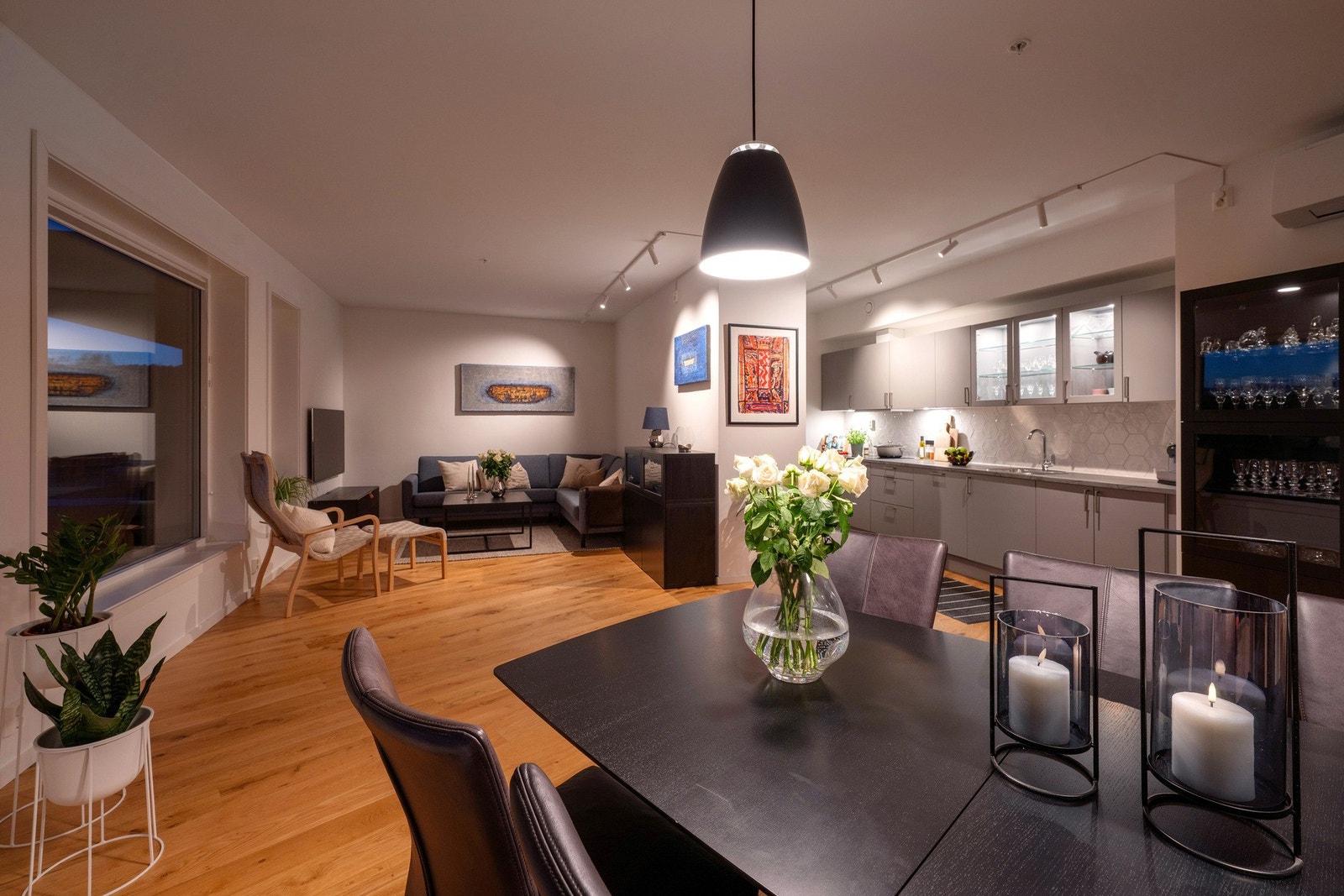 Stemningsfullt med spotter i tak på stue og kjøkken Galleribilde