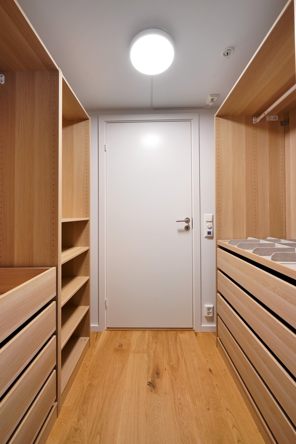 Walk-in-Closet ligger mellom soverom og det andre badet Galleribilde