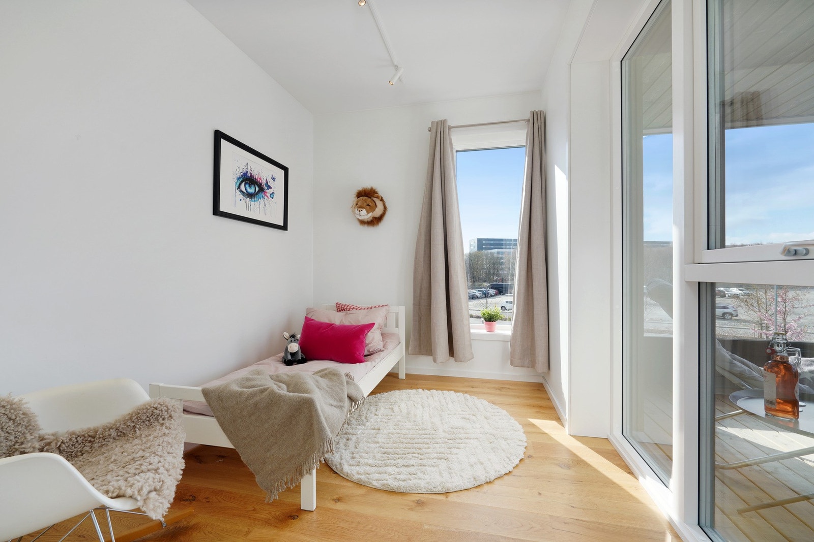 Soverom nr. 2 er godt opplyst med store vinduer Galleribilde