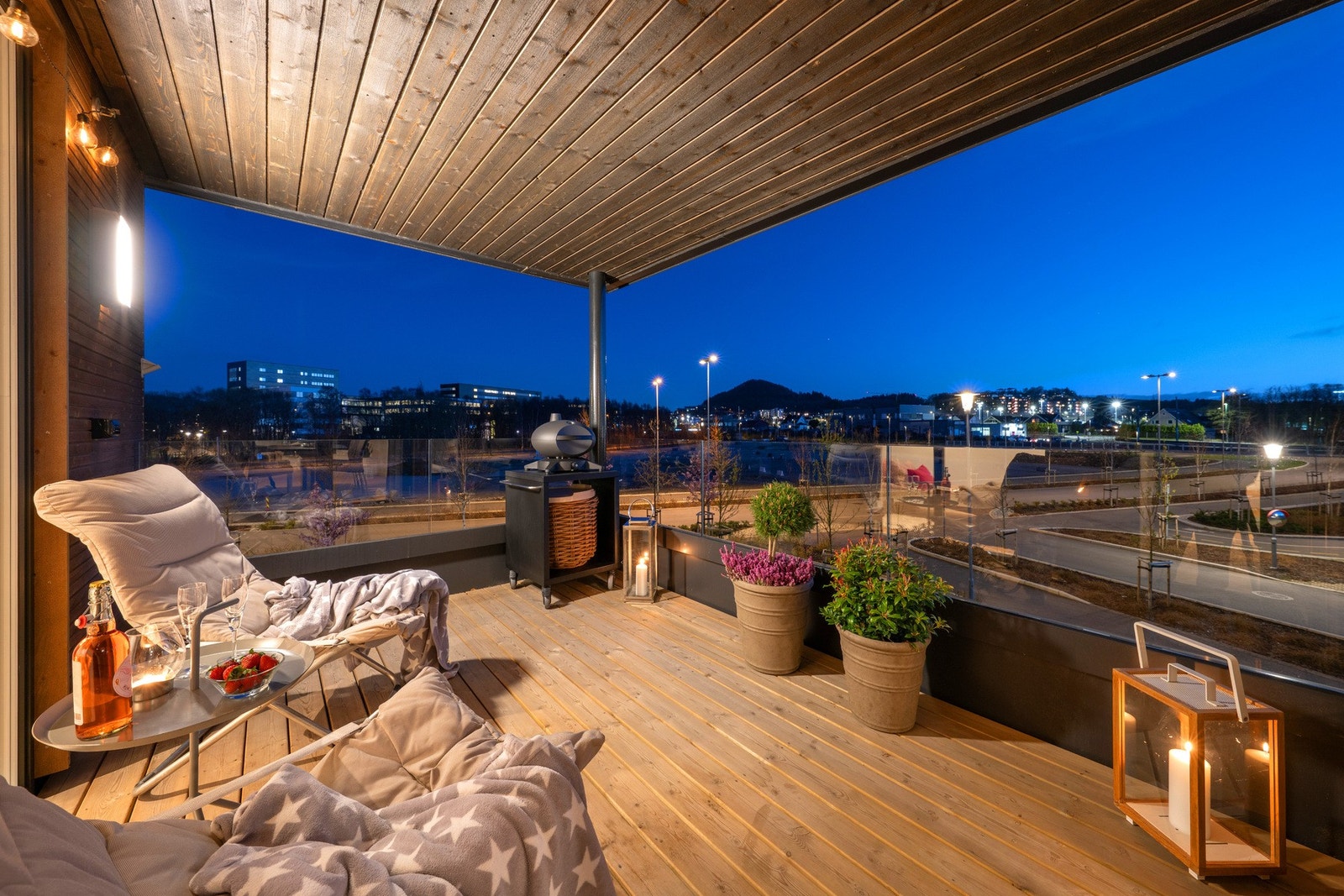 Balkong holder på solen om sommeren fra formiddagen til sent på kveld Galleribilde