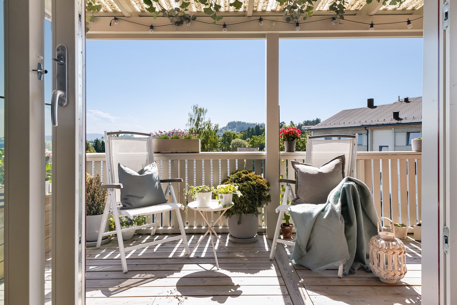 Balkongen er overbygd og vil på sommerstid oppleves som en fin forlengelse av stuen. Galleribilde