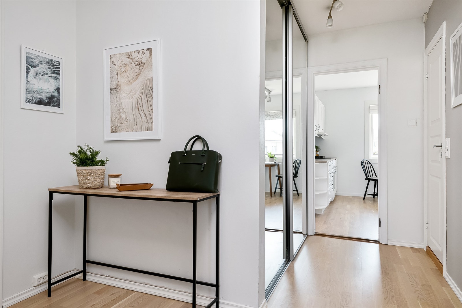 God oppbevaringsplass i gangen med skyvedørsgarderobe med glassdører. Gangarealet er på ca. 7 kvm. Videre disponerer boligen en bod på loftet og en bod i kjelleren på til sammen 11 kvm. Galleribilde