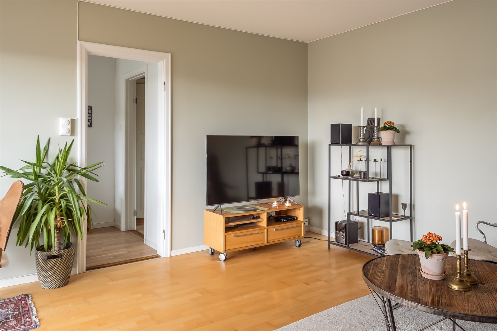 Stuen er holdt i tidsriktige og moderne farger som skaper en hyggelig atmosfære. Galleribilde