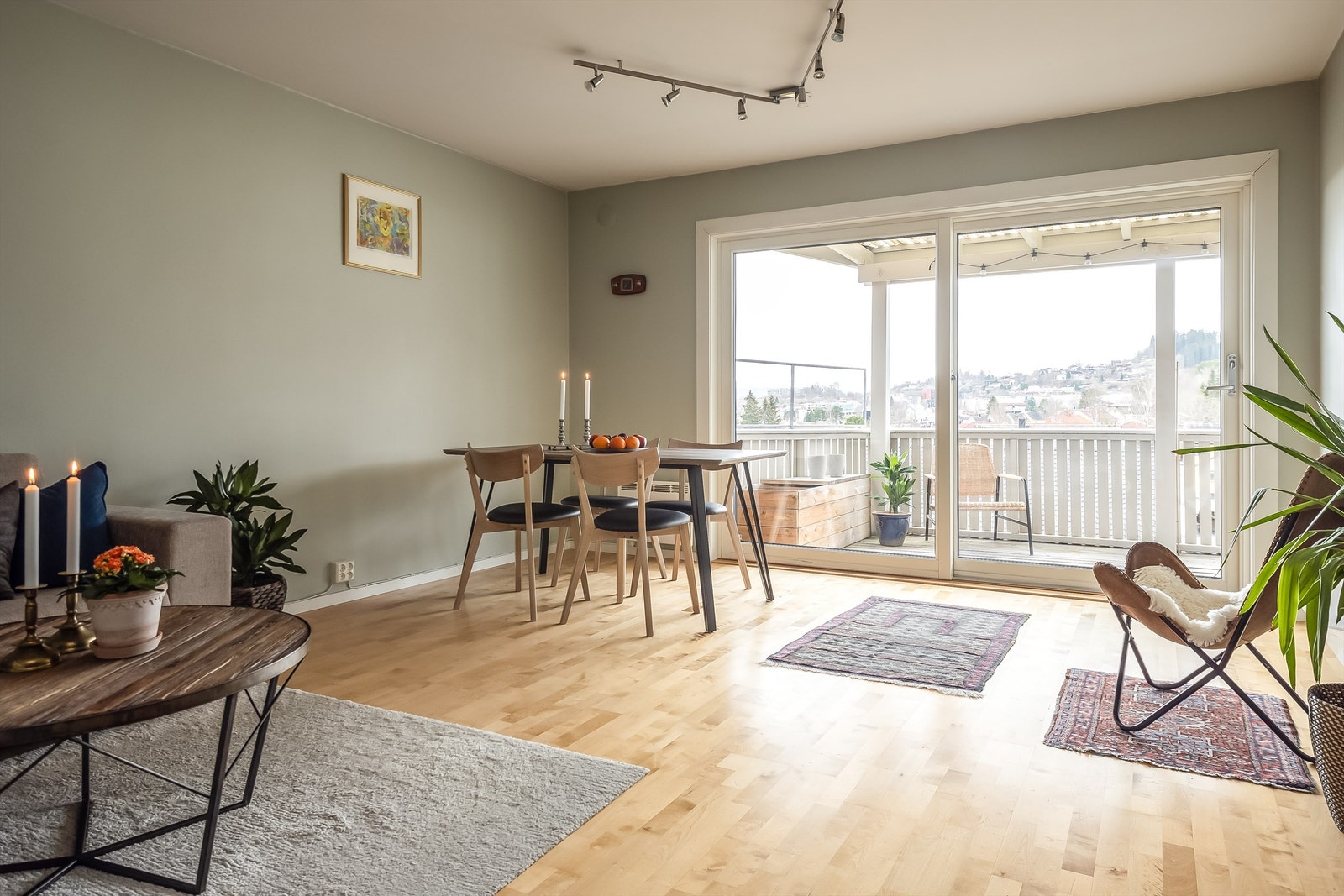 Velkommen til Viktor Baumanns vei 18B, en meget innbydende 3-roms leilighet med en av borettslagets beste beliggenheter! Galleribilde