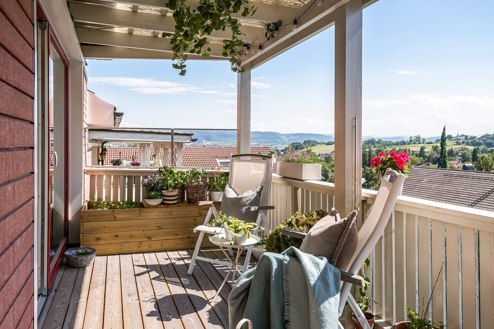 Stor veranda på ca 10 kvm med lang solgang fra ca. 08:00- 22:00 i følge selger. Praktisk plassbygd benkeløsning på kortveggen. Galleribilde