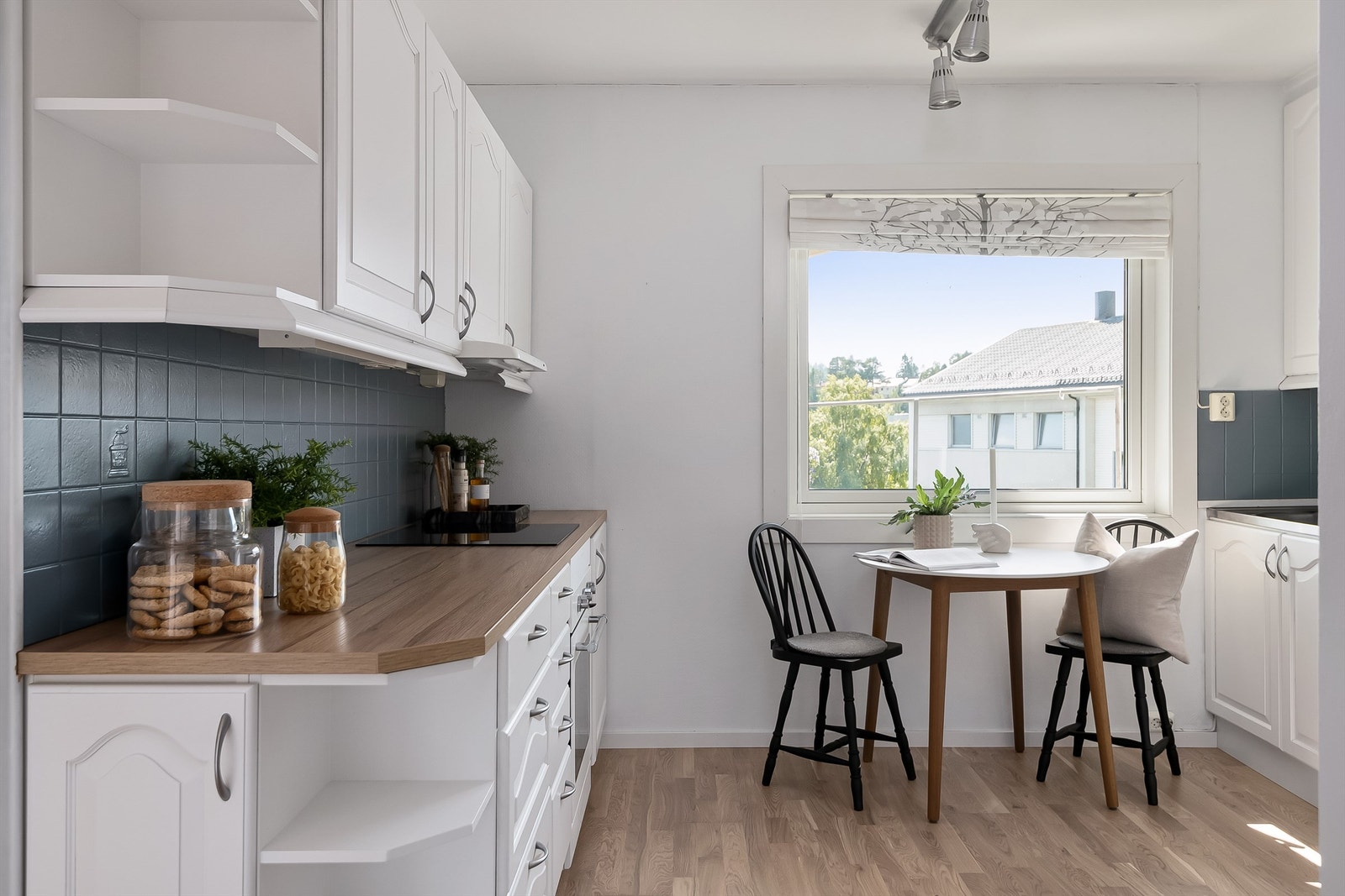 Kjøkkenet har integrert stekeovn og platetopp samt frittstående kjøleskap med fryser og oppvaskmaskin. Galleribilde