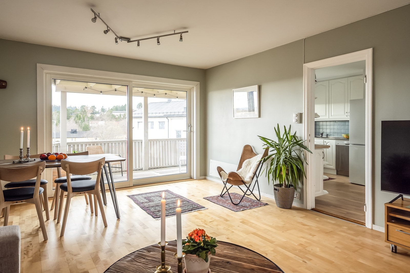 Stuen er lett å møblere med de flere sonene i rommet. Galleribilde