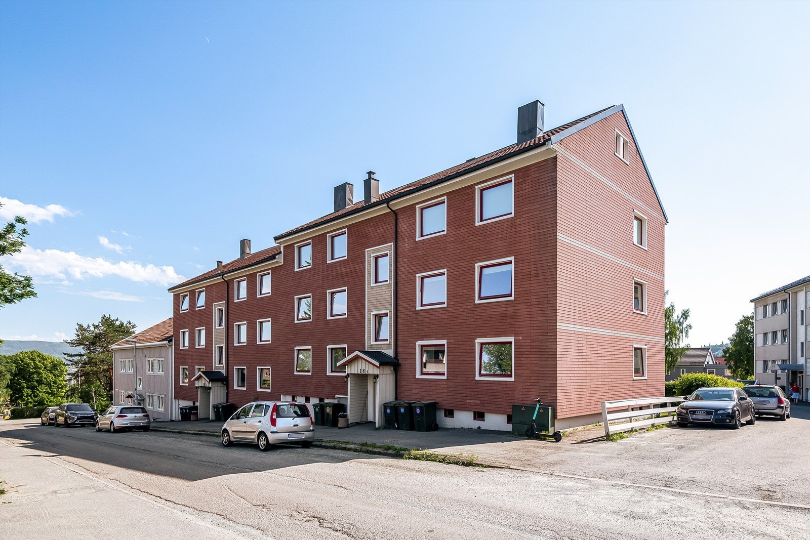 Det ligger flere dagligvarebutikker i gangavstand. Nærmeste dagligvare er Meny, som ligger ca 6 minutters gange fra leiligheten. Denne har ferskvaredisk, og i samme bygg finnes vinmonopol og apotek. Galleribilde