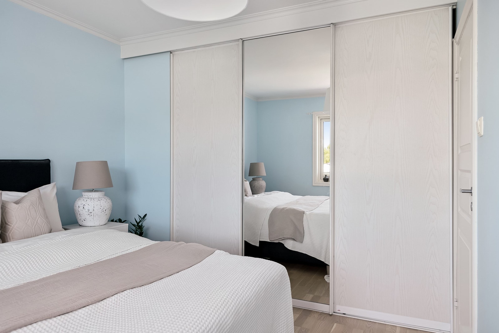 Soverommet har god plass til dobbeltseng av ønsket størrelse og nattbord. Praktisk plassbygd skyvedørsgarderobe med gode oppbevaringsmuligheter. Galleribilde