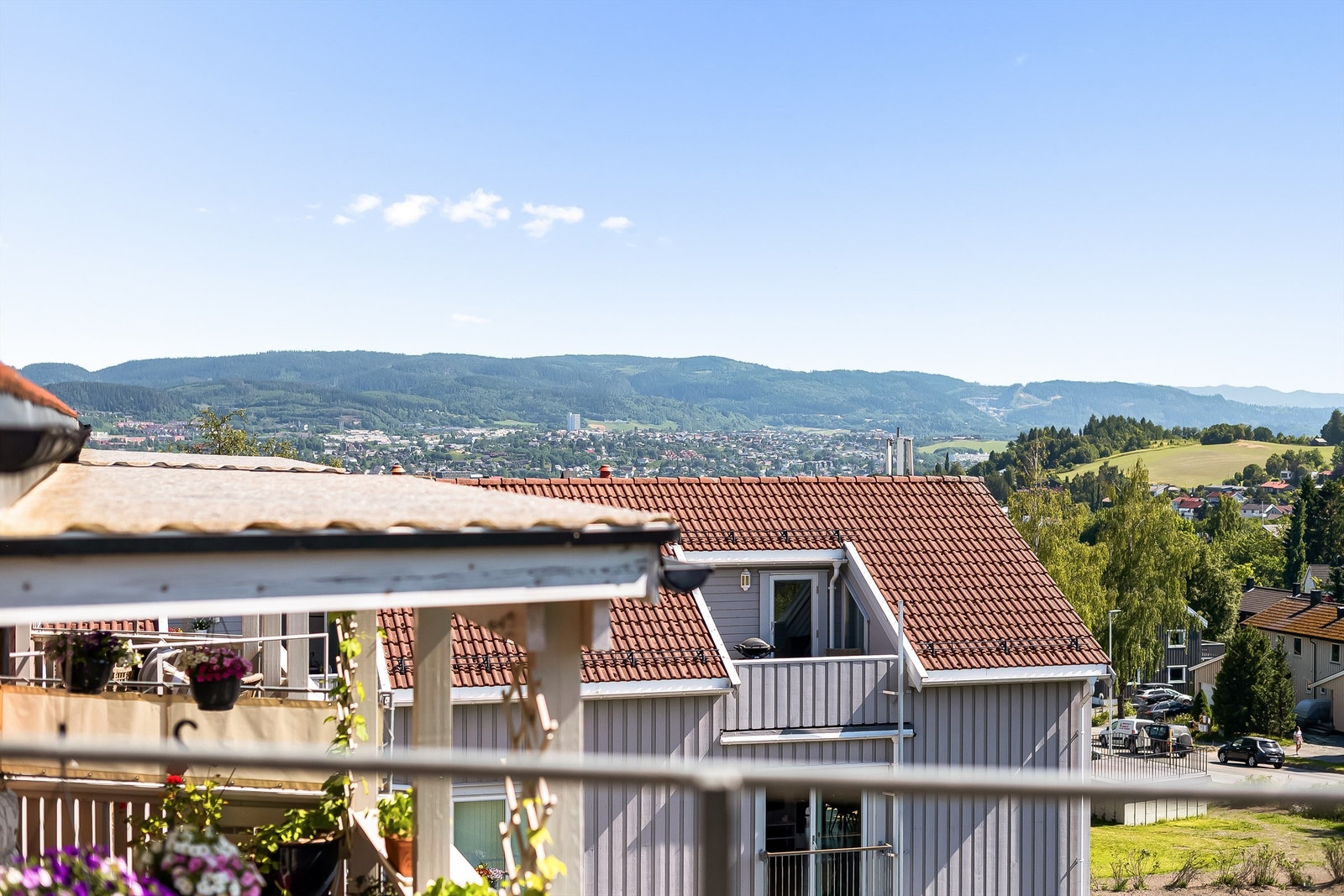 Fra balkongen og inne i leiligheten har du meget flott utsikt. Galleribilde