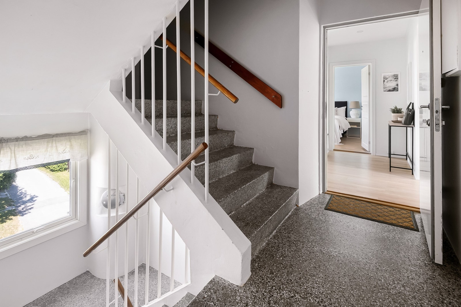 Velkommen inn! Leiligheten er tilknyttet borettslaget Viktor Baumanns vei 18, og har adkomst via felles trappeoppgang med callinganlegg. Galleribilde