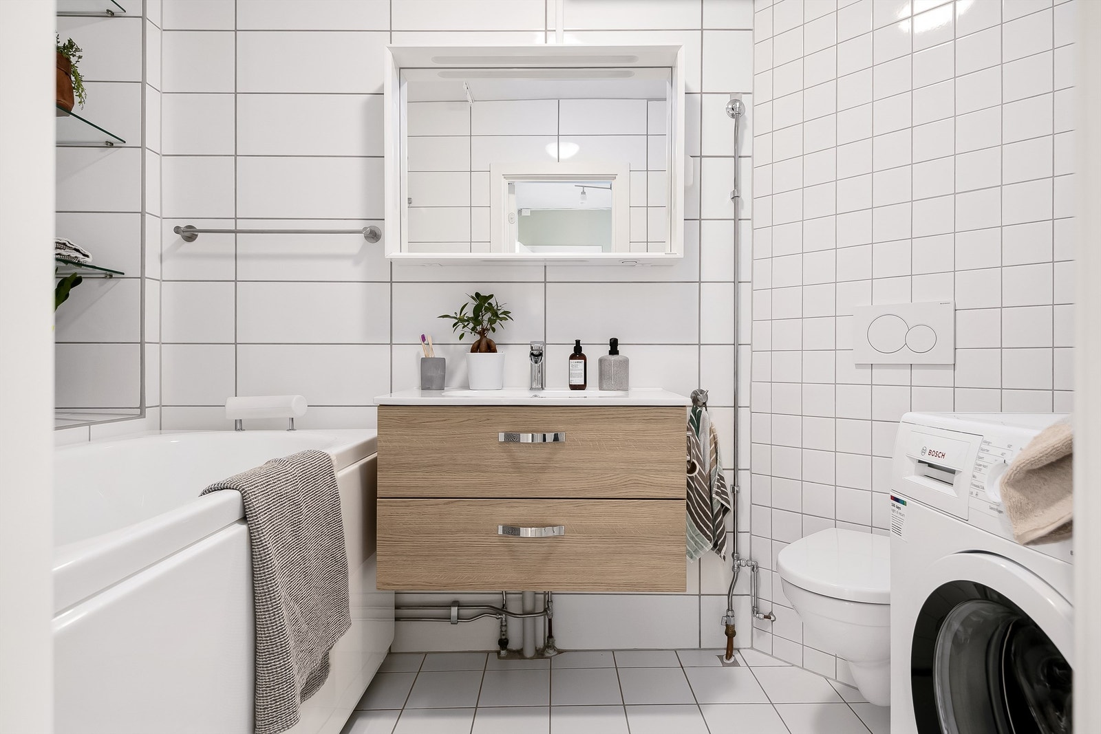 Pent flislagt bad med varme i gulv og opplegg for vaskemaskin. Galleribilde