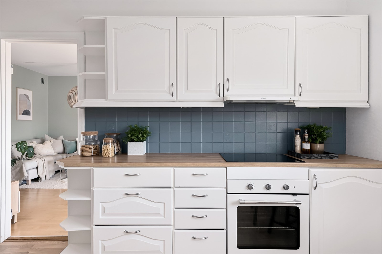 Kjøkkenet har rikelig med skap- og benkeplass og plass til spisebord. Galleribilde