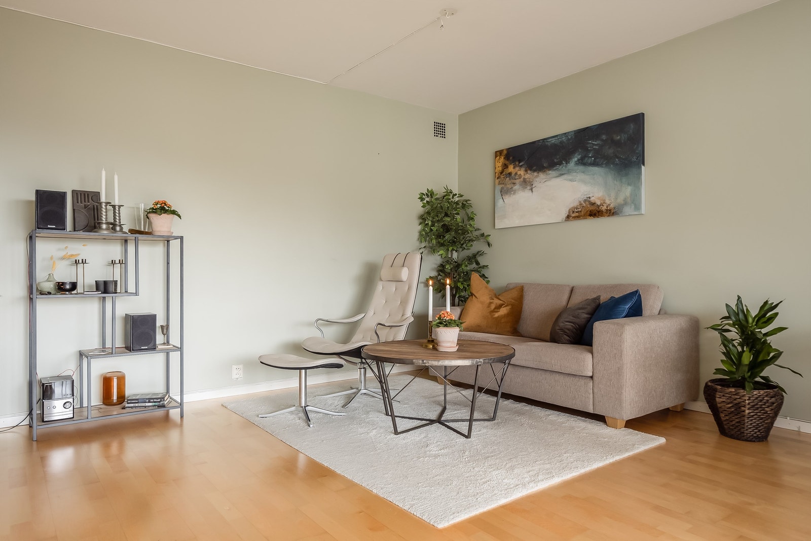 Stuen måler romslige 22 kvm og har god plass til sofagruppe med tilhørende TV-møblement og spisegruppe. Galleribilde