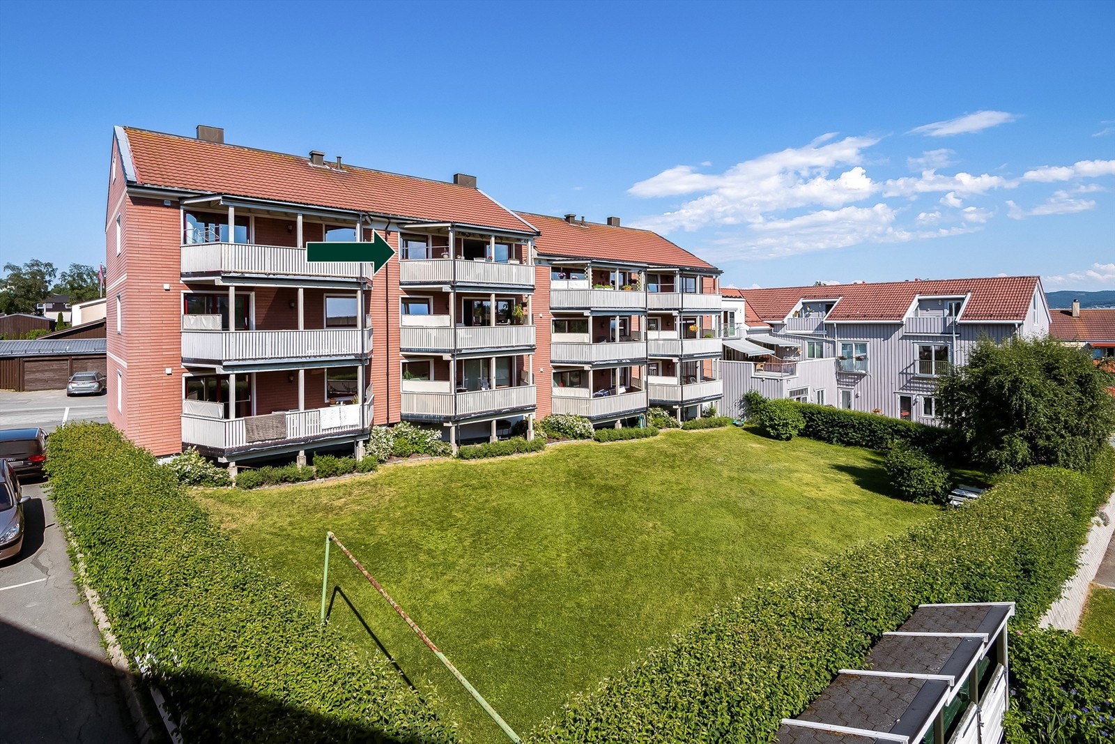 Leiligheten ligger meget bra til i et bygg som er tilbaketrukket og skjermet fra støy, med en stor fin grønn hage i front. Galleribilde