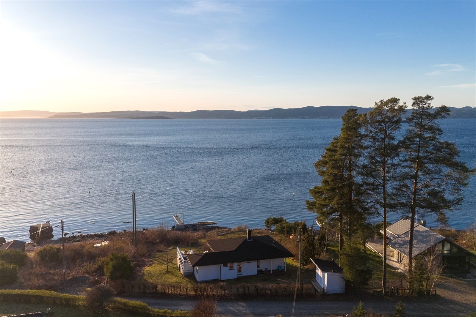 En perle ved vannkanten med 180 graders uforstyrret utsikt! Galleribilde