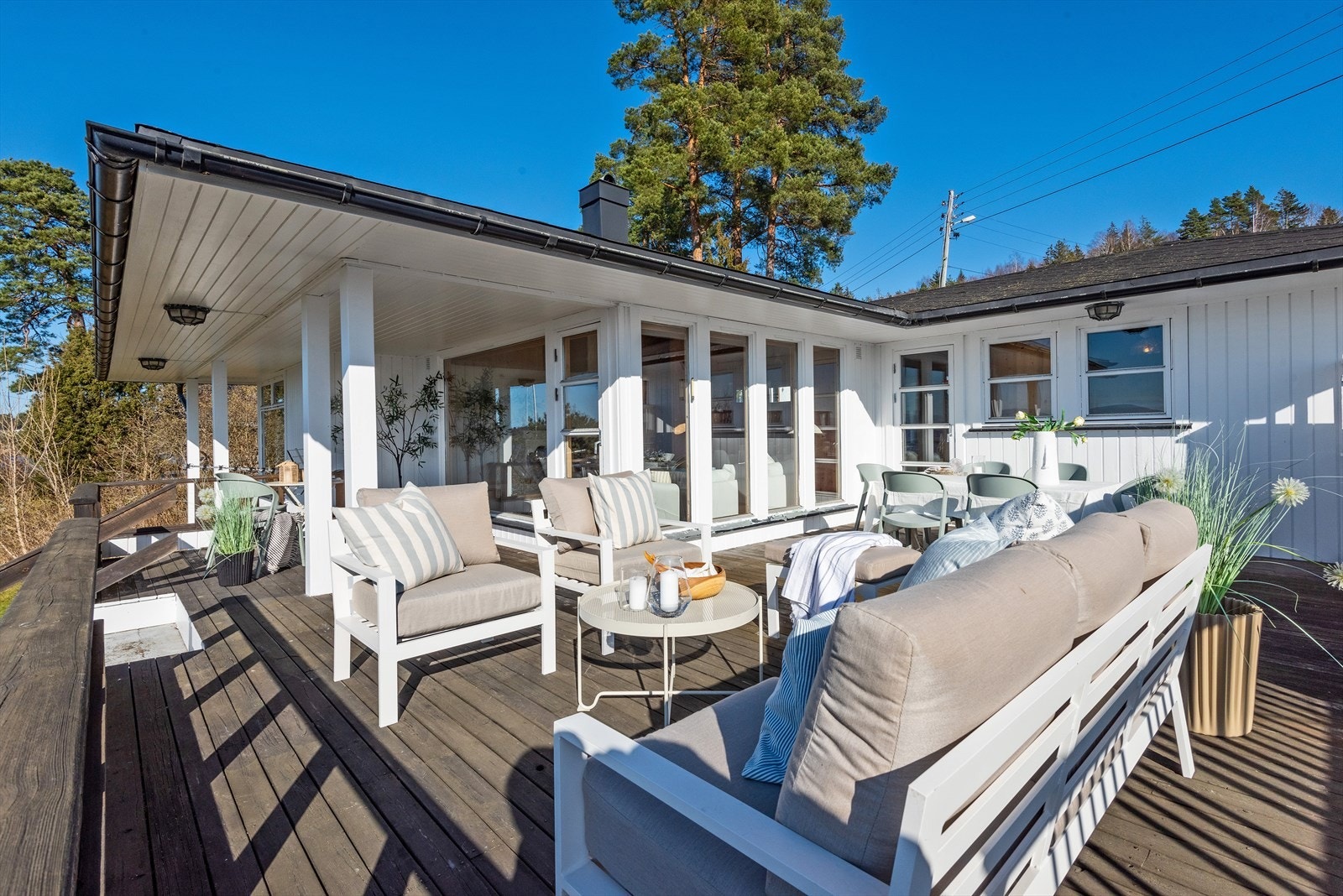 På veranda er det god plass til flere soner med møblement og et delvis overbygg for solskjerming. Galleribilde