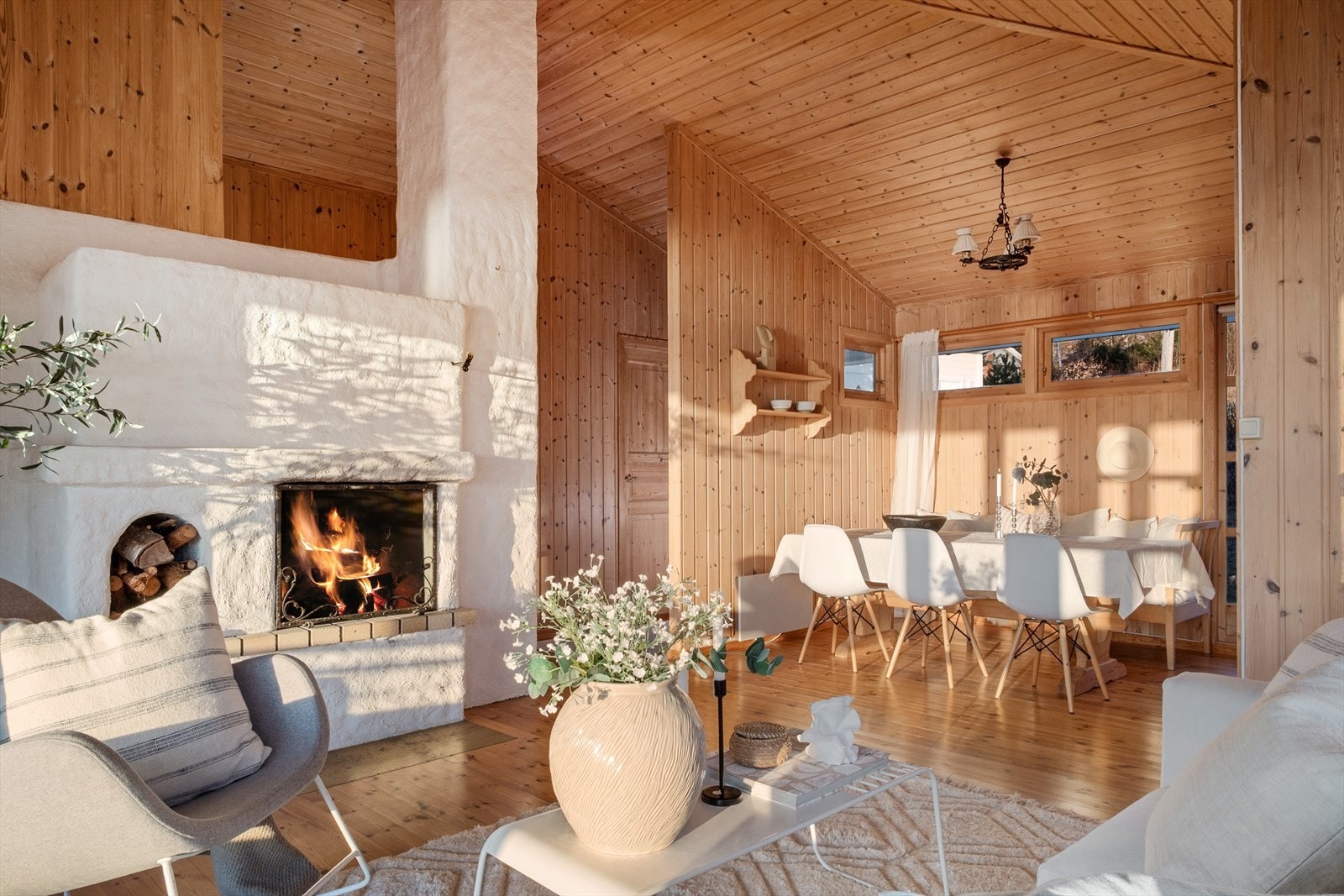 Det er åpen løsning med plass til soner for sofagruppe og en spisestue med plass til hele familien. Galleribilde