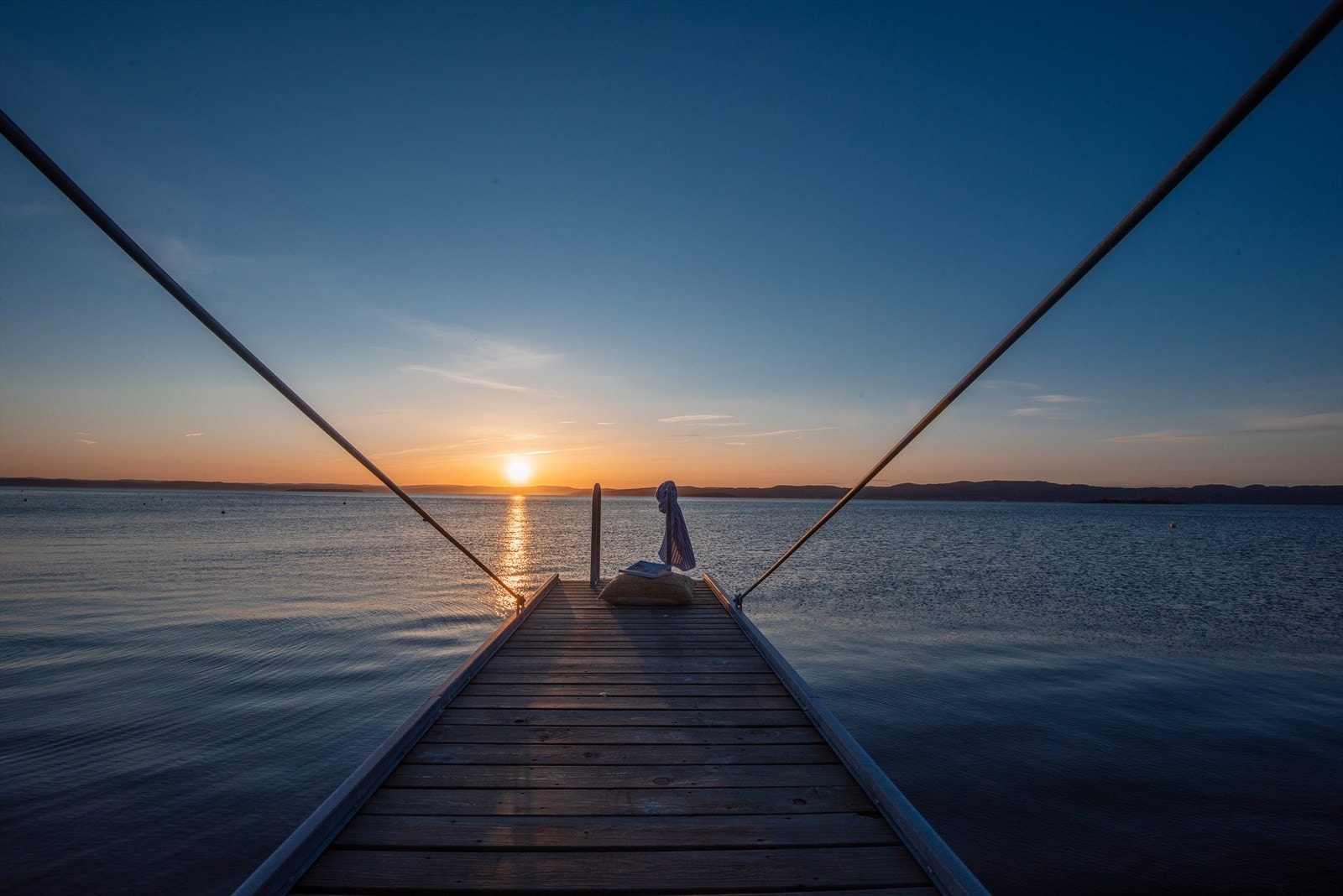 Fritidsboligen har idyllisk beliggenhet, egen strandlinje og tønsbergbrygge. Galleribilde