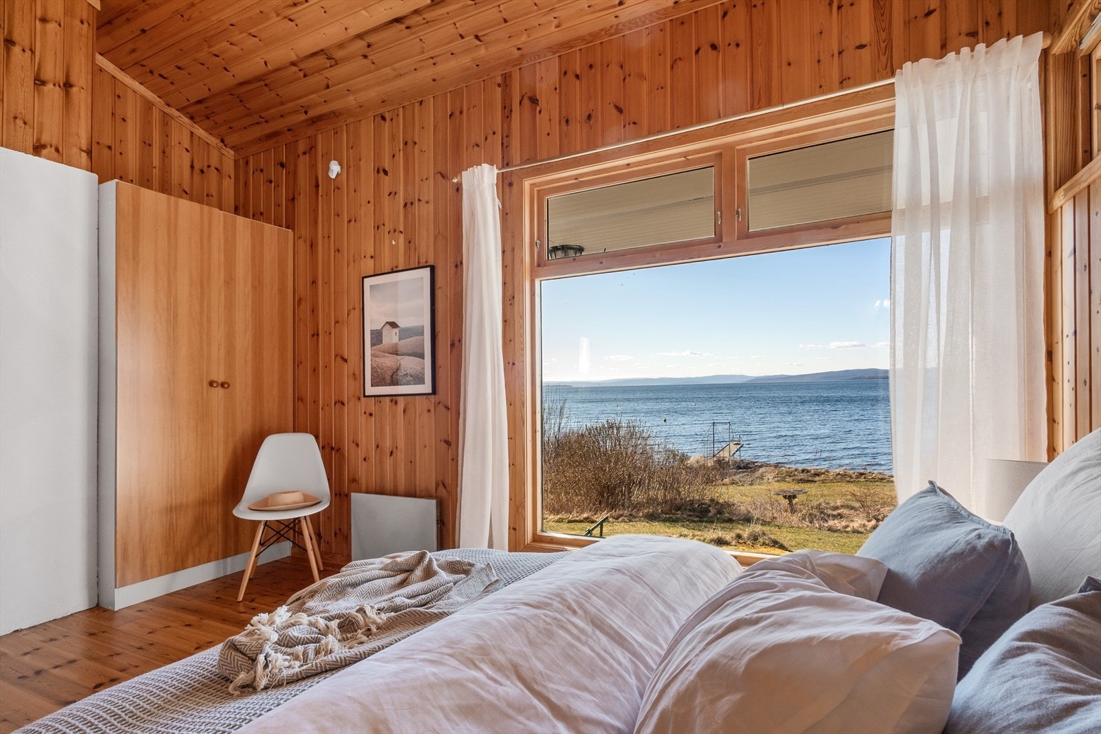 Hovedsoverommet er spesielt romslig og har samme utsikt som fra stuen - våkne til fjordutsikt hver dag! Galleribilde