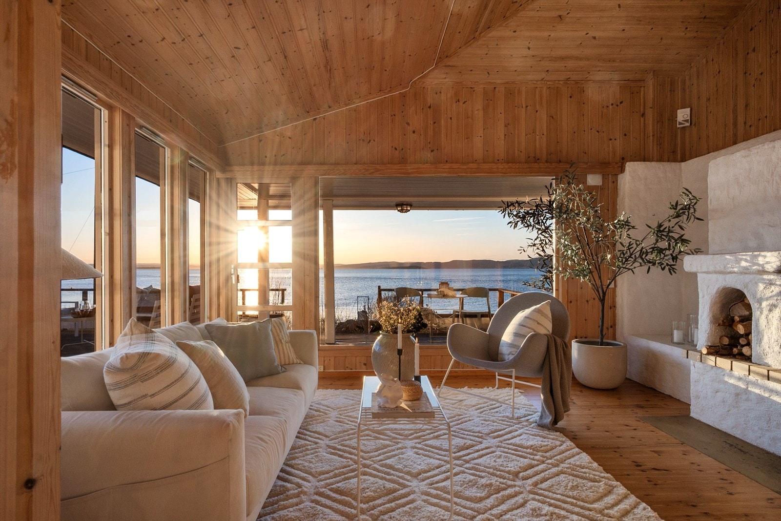 Stuen er hyttas absolutte midtpunkt med fantastisk fjordutsikt som strekker seg langt inn i rommet. Galleribilde