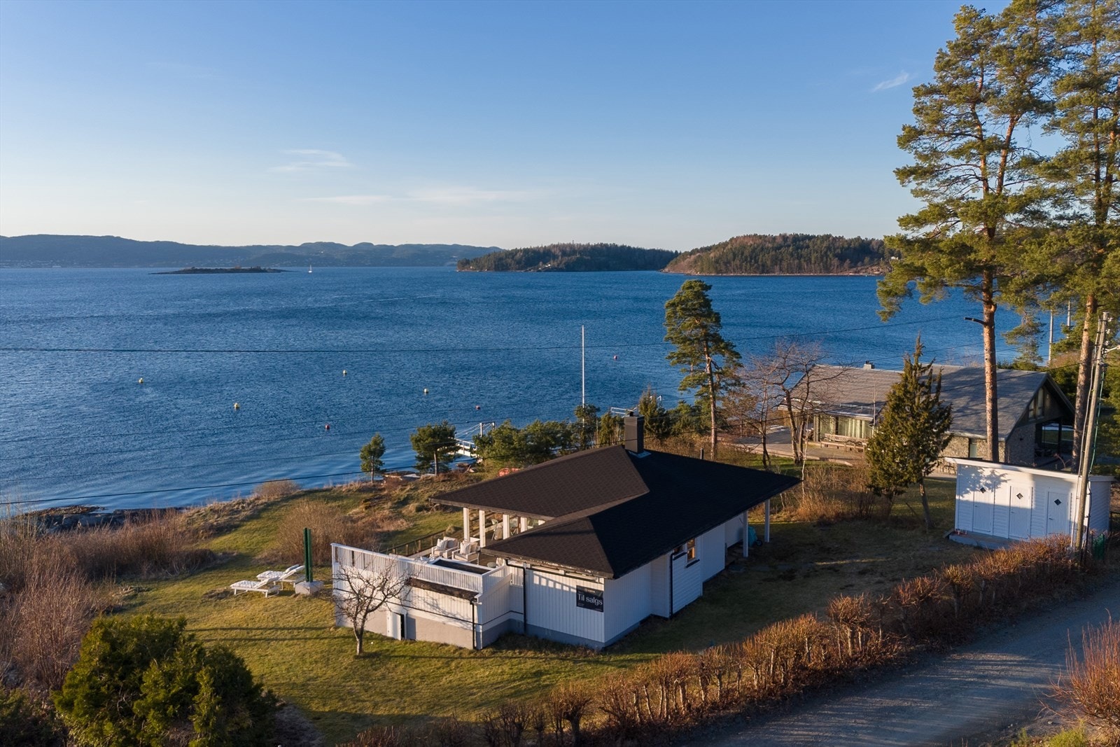 På eiendommen står i tillegg et uthus/anneks med bod perfekt for hageredskaper etc, et innredet rom og biodo. Galleribilde