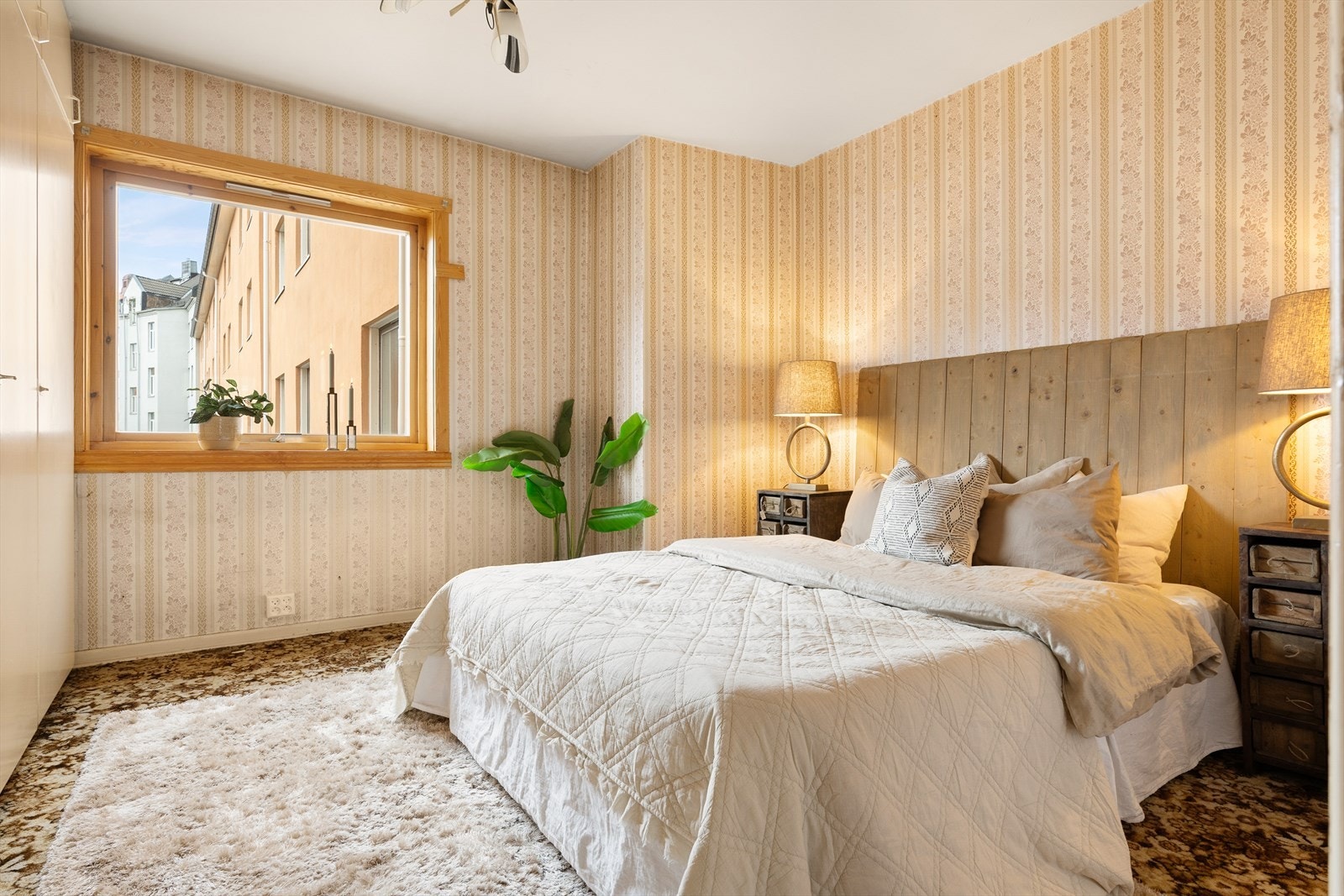 Alle soverommene har god plass til dobbeltseng og garderobeskap. Galleribilde