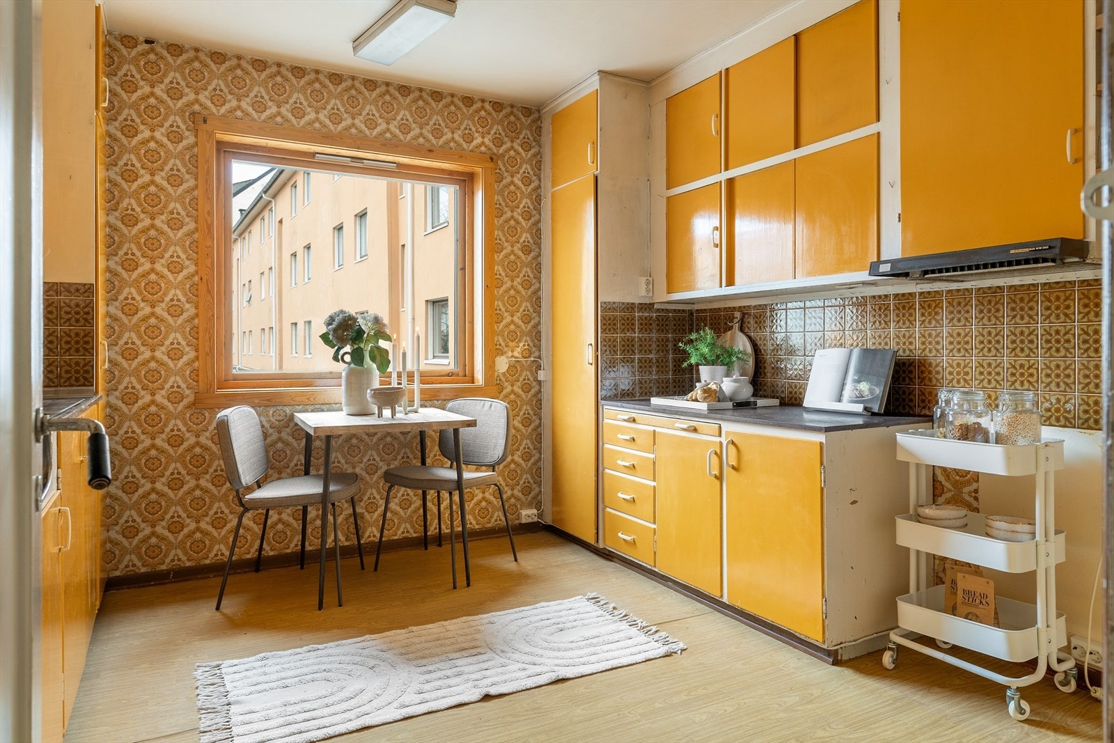 Fra kjøkkenet har man vindu som gir utsikt ut mot bakgården. Galleribilde