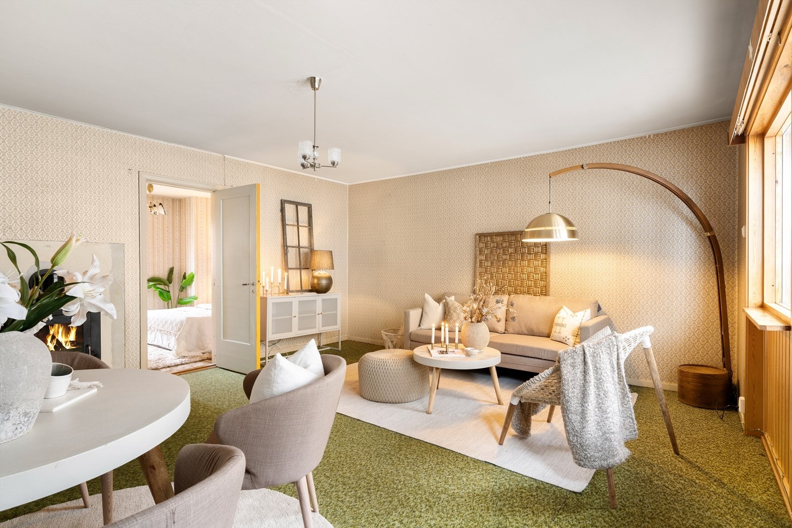 God plass for et større spisebord og stor sofagruppe. Galleribilde