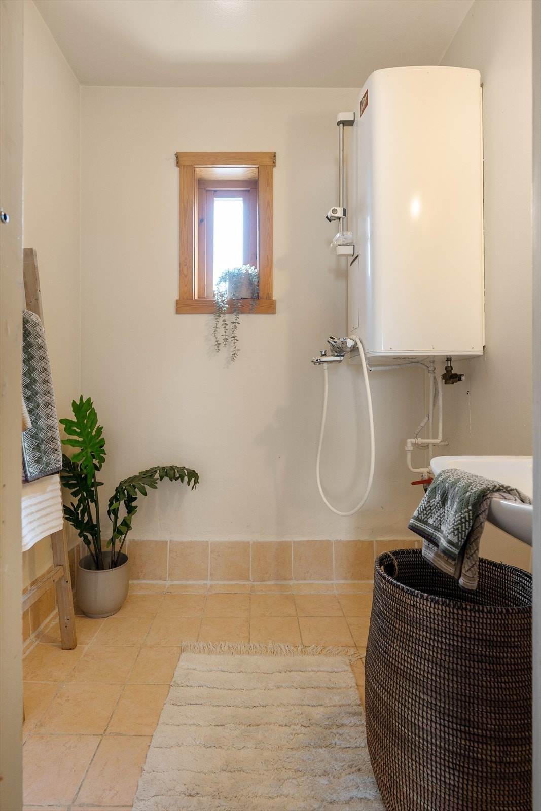 Baderommet og toalettet er seperat med en tilhørende gang på 2,2 kvm. Galleribilde