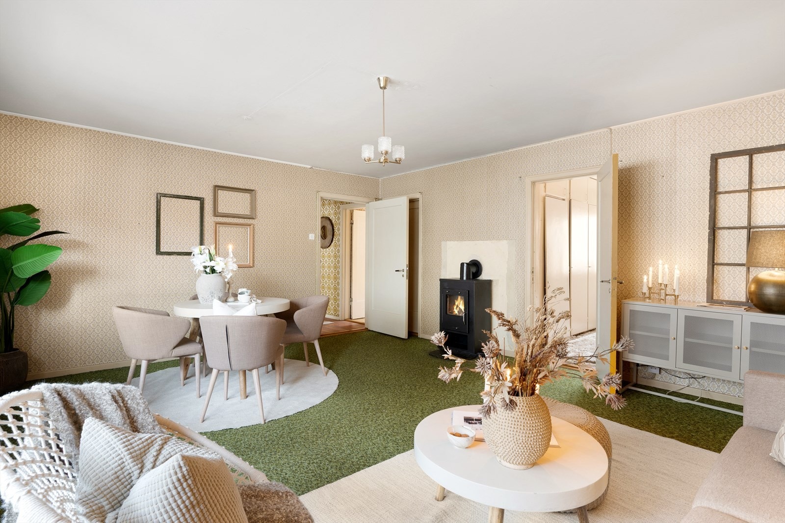 Boligen er oppvarmet med elektrisitet og vedfyring. Galleribilde