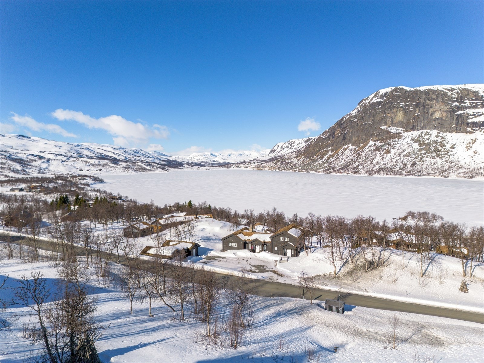 Nærmeste skianlegg er Tyin-Filefjell skisenter, ca. 1,6 km. fra eiendommen. Galleribilde