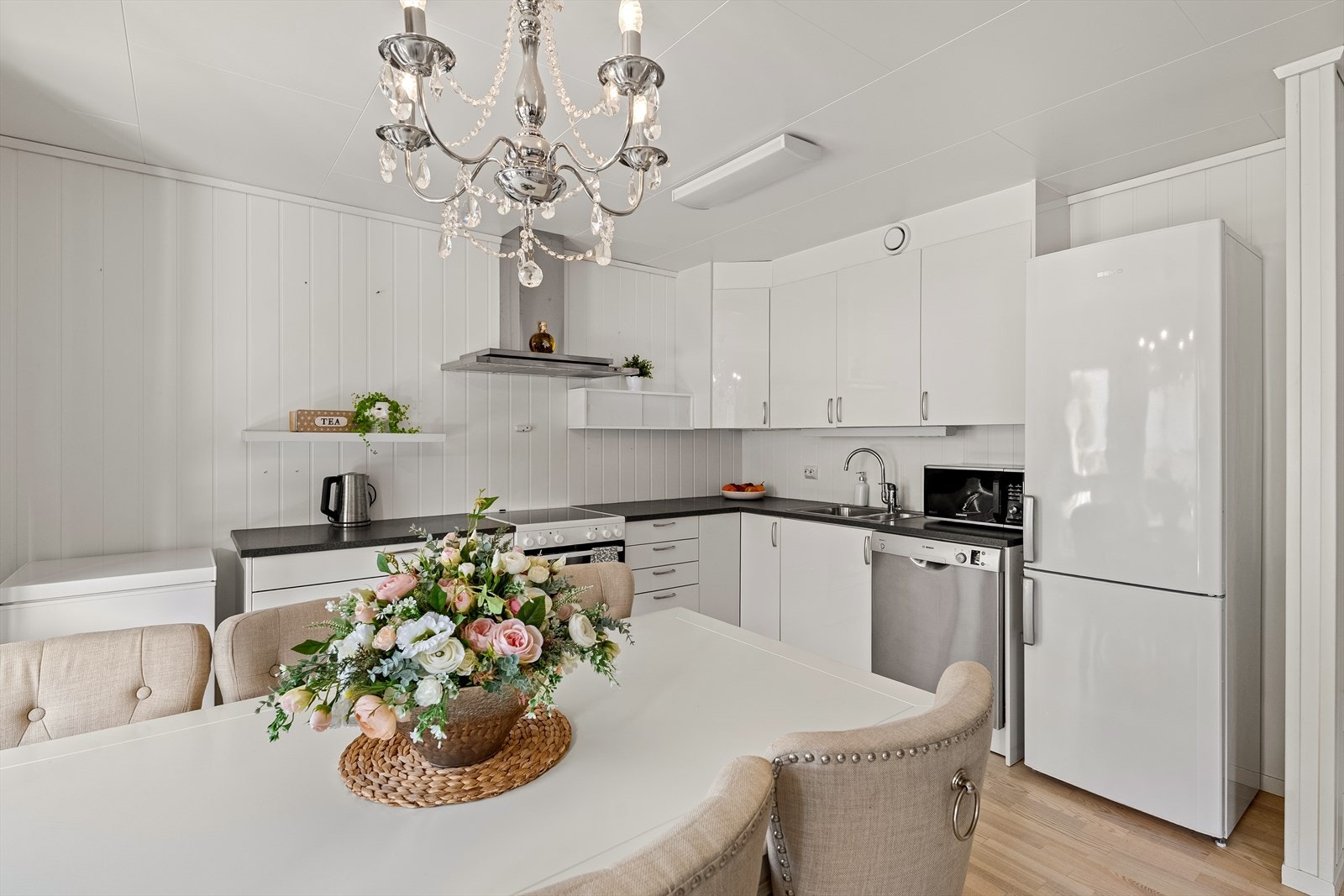 Spisebord ved kjøkkenet gir en praktisk løsning for raske måltider, leksehjelp og effektiv matservering i hverdagen. Galleribilde