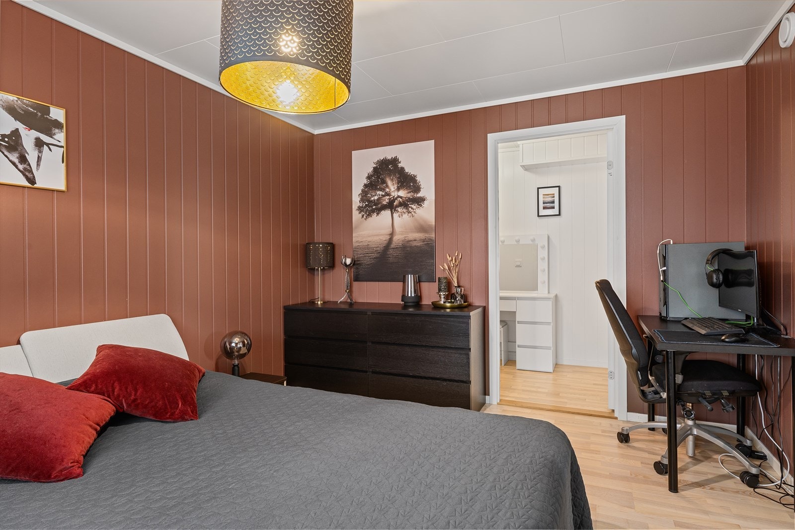 Her er det walk-in closet som er et perfekt tillegg til rommet. Gode oppbevaringsmuligheter. Galleribilde