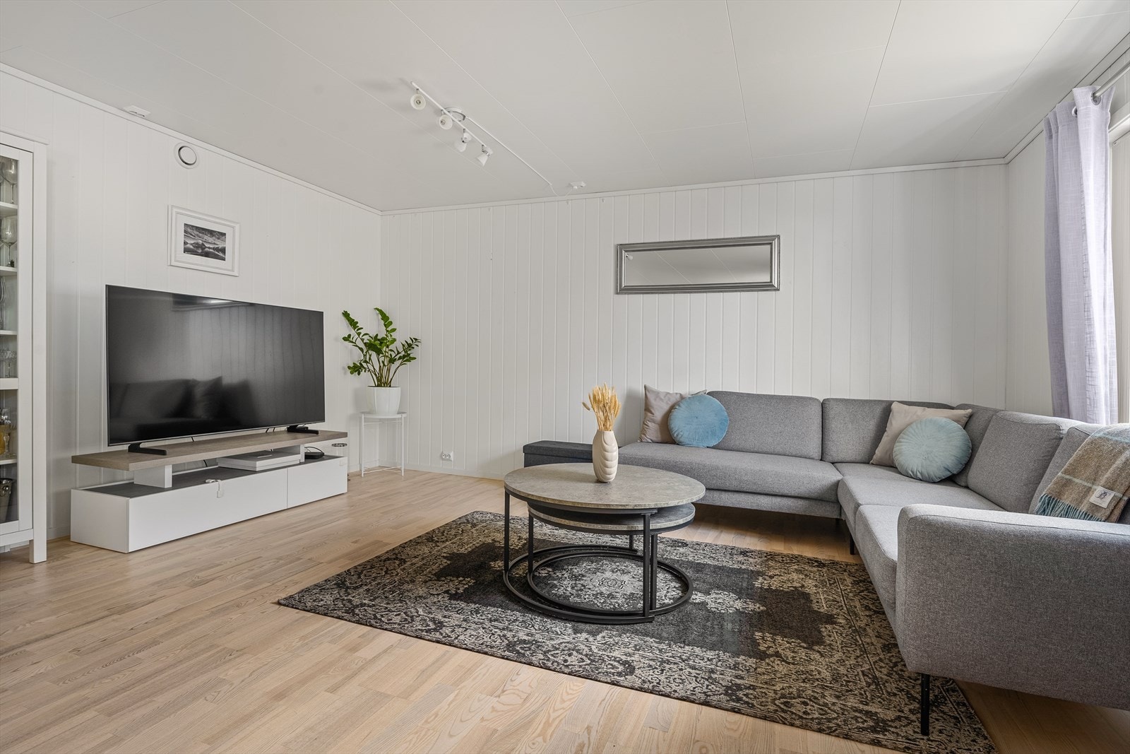 Stuen rommer en stor sittegruppe med plass til hele familien. Galleribilde