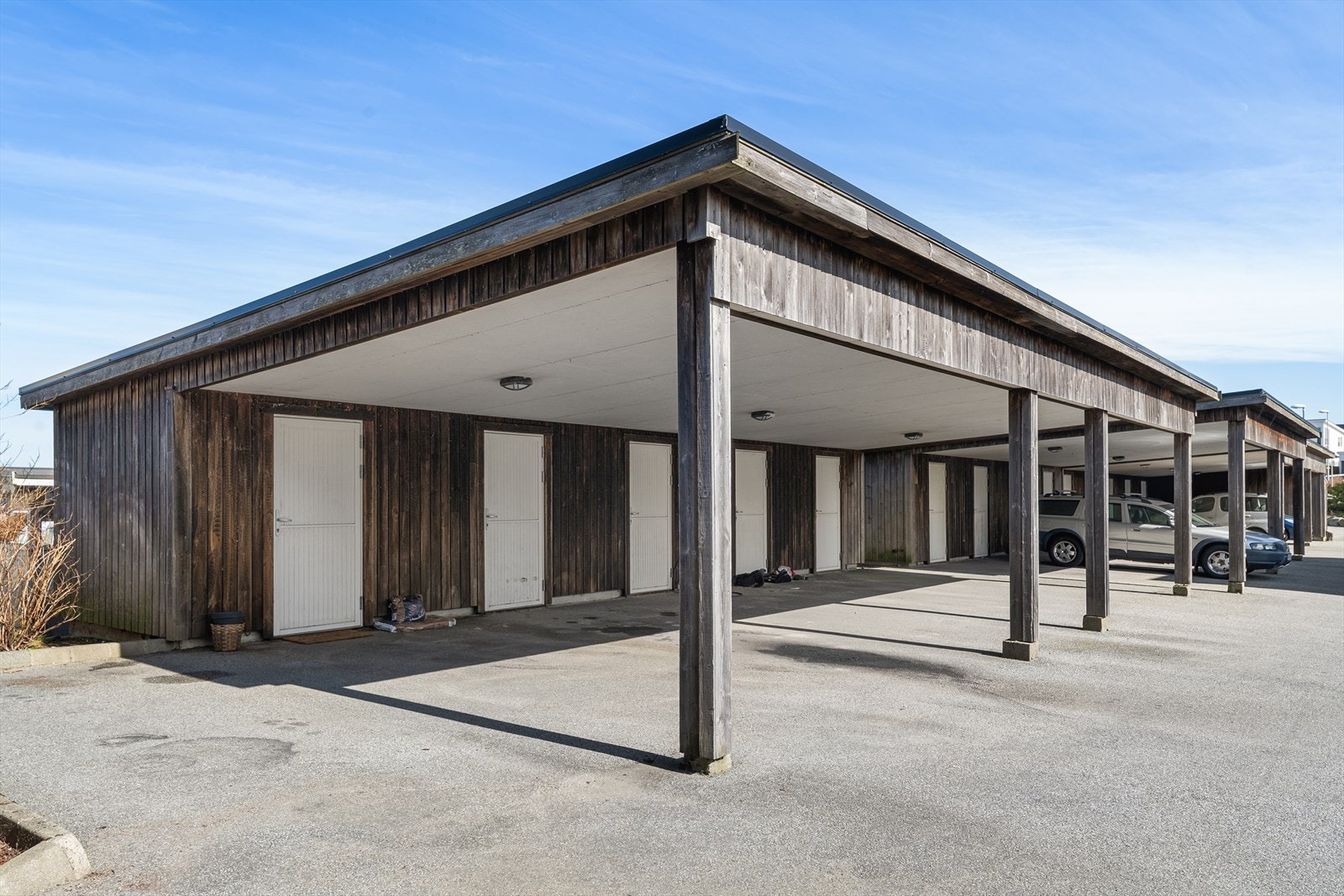 Leiligheten har tilhørende carport og utvendig bod. Galleribilde