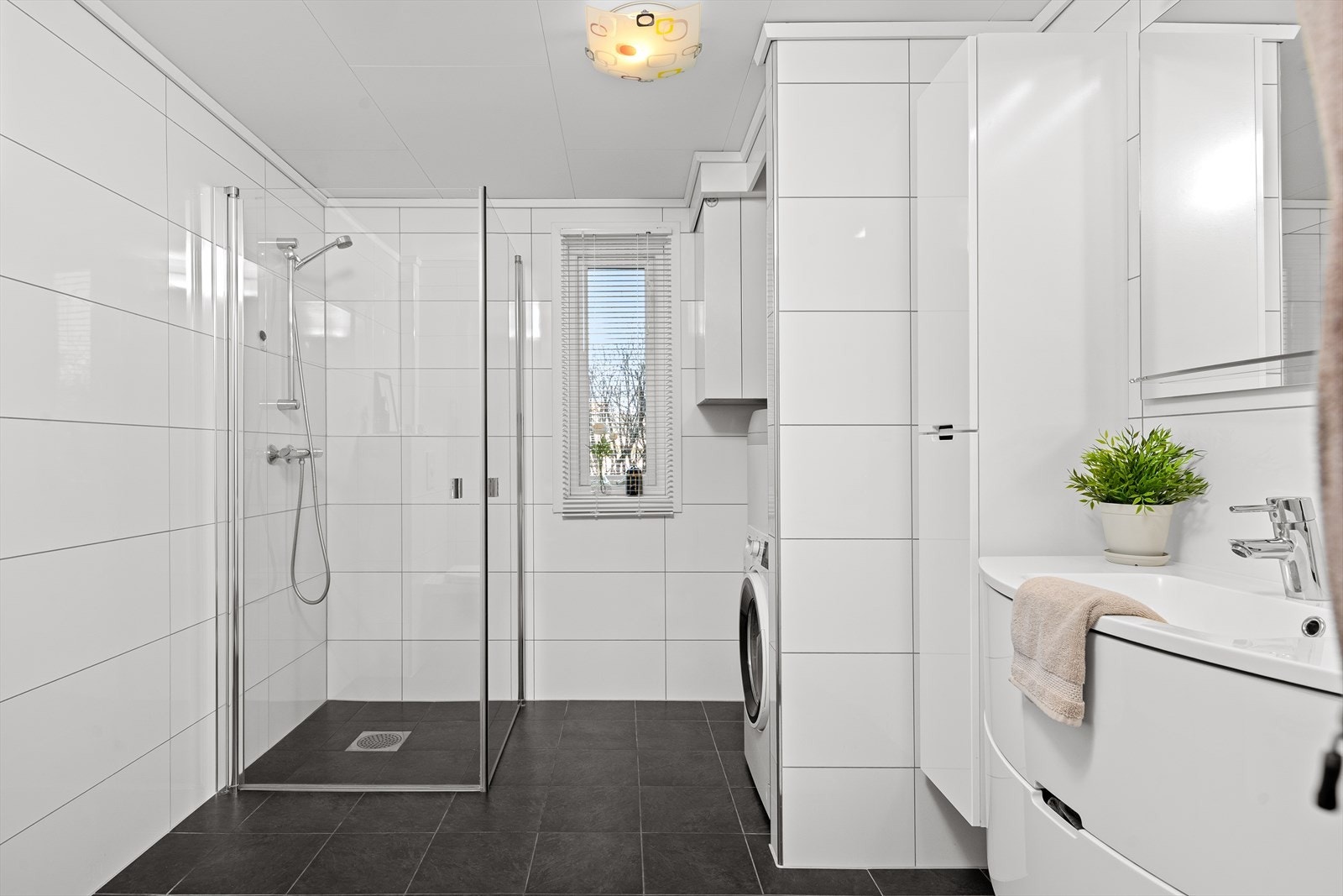 Bad har flis på gulv og vegg med varmekabler i gulv for ekstra komfort. Galleribilde